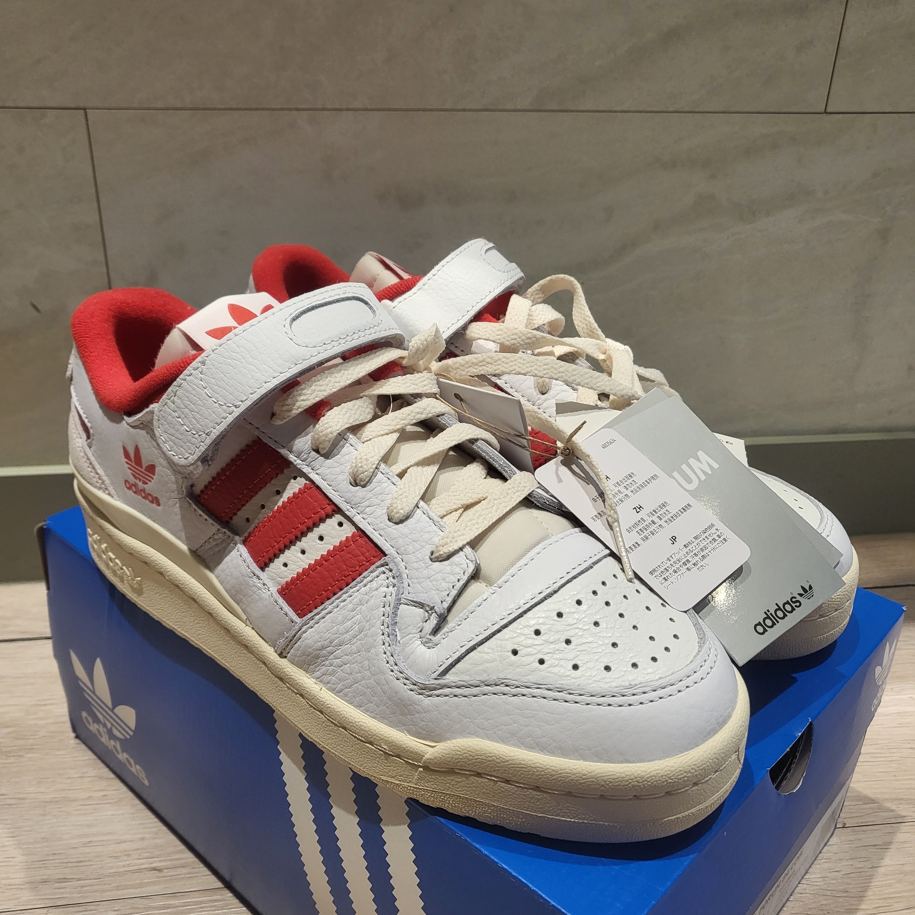 Adidas Forum 84 Low Vivid Red 착용 스타일 - 1