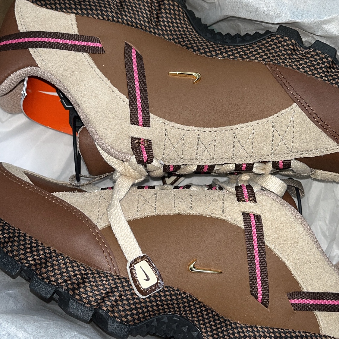 Nike x Jacquemus Air Humara LX Ale Brown and Gold 착용 스타일 - 1