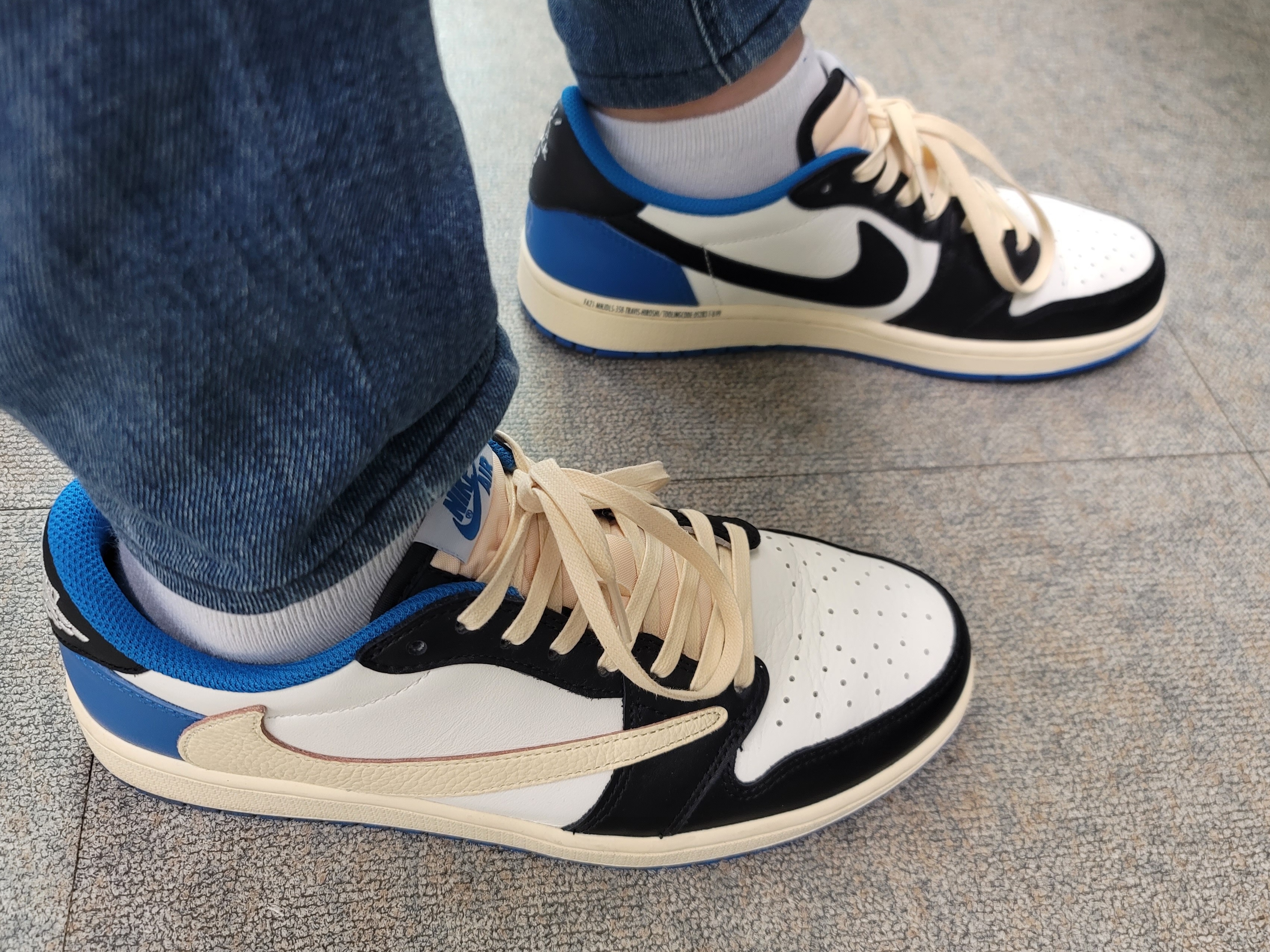 Jordan 1 x Travis Scott x Fragment Retro Low OG SP Military Blue 착용 스타일 - 2
