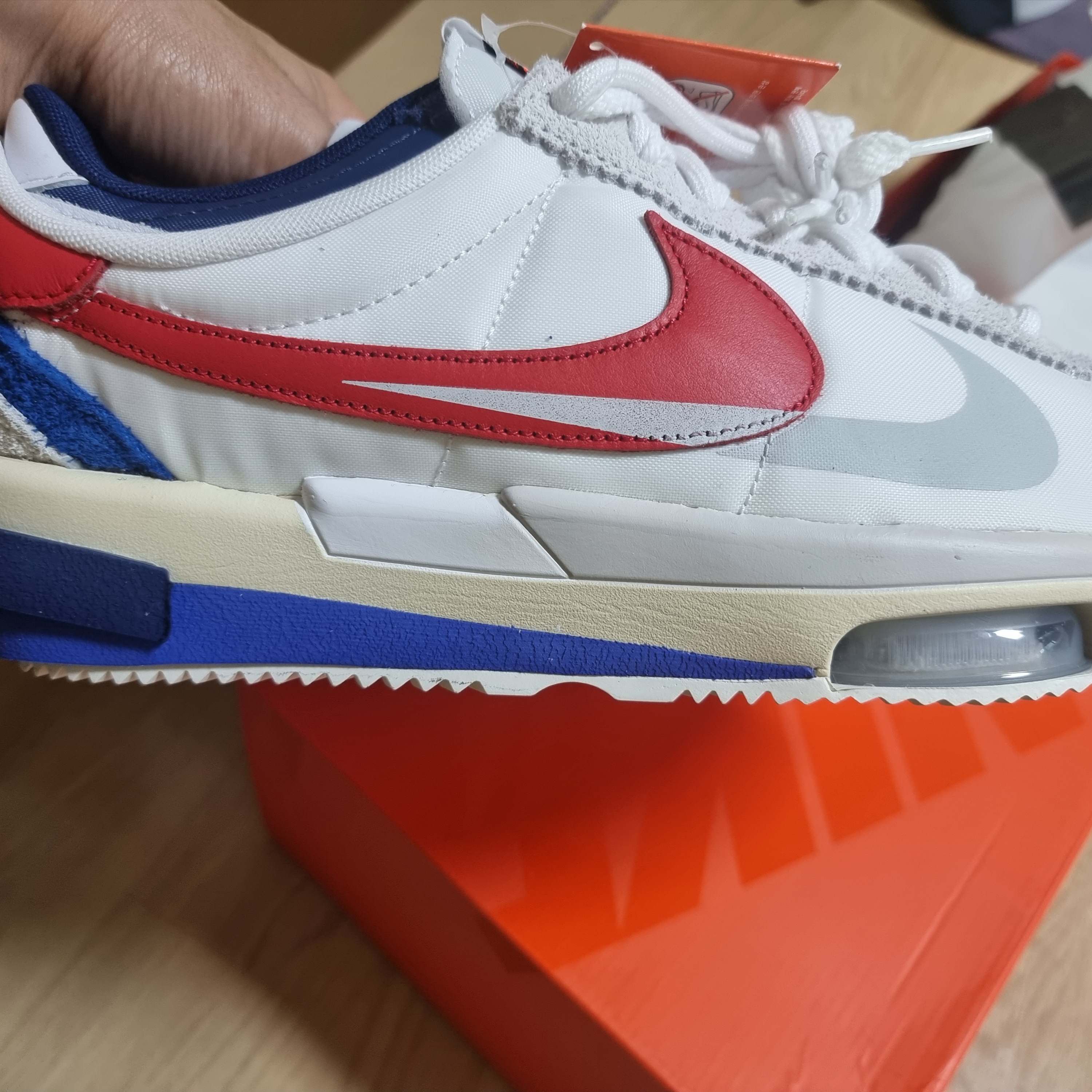 Nike x Sacai Zoom Cortez SP White and University Red 착용 스타일 - 4