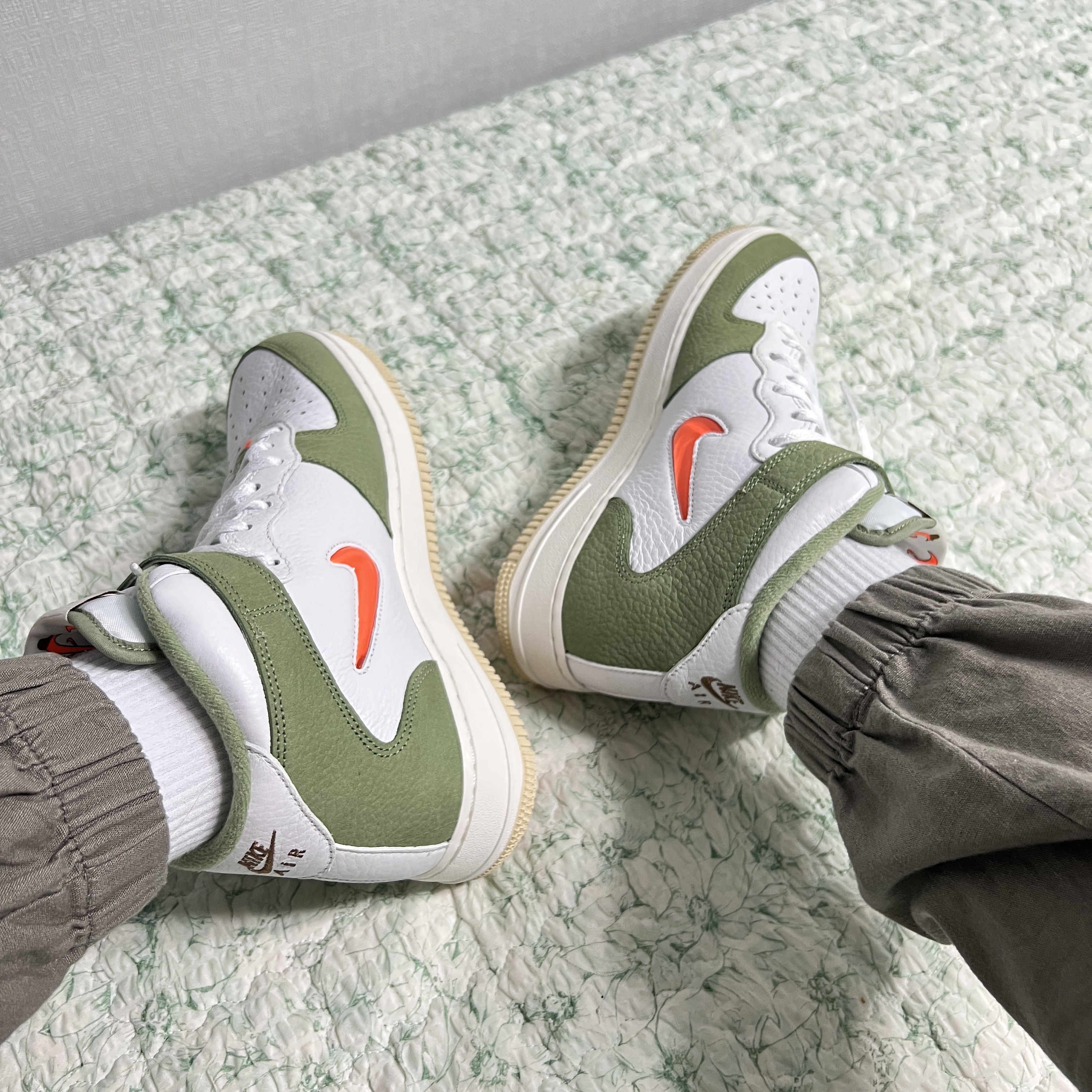 Nike Air Force 1 Mid '07 QS Olive Green and Total Orange 착용 스타일 - 1