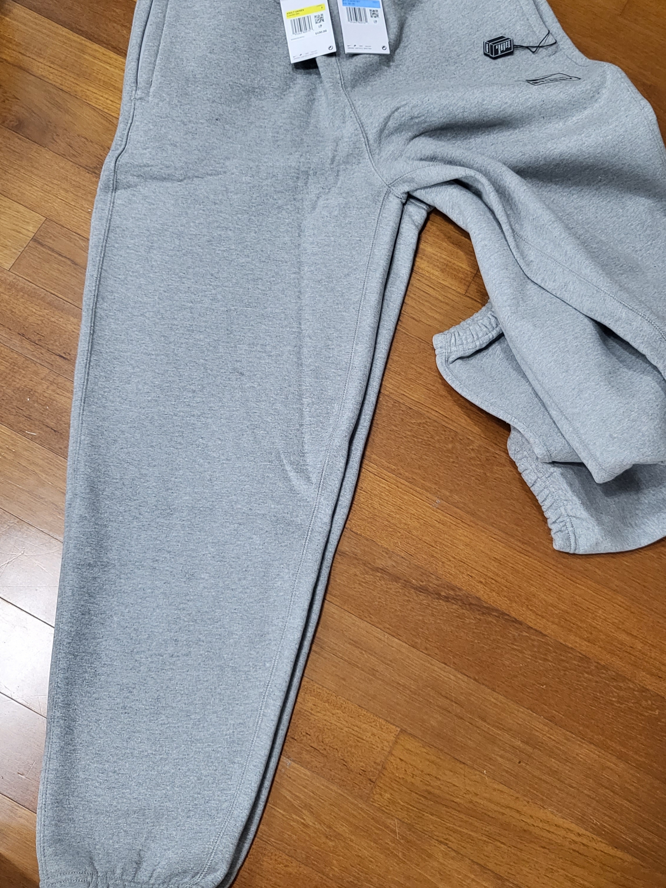 Nike x Stussy NRG RA Pullover Hoodie Dark Grey Heather (DJ9488-063), Nike x Stussy NRG RA Fleece Pants Dark Grey Heather (DJ9490-063) 착용 스타일 - 2