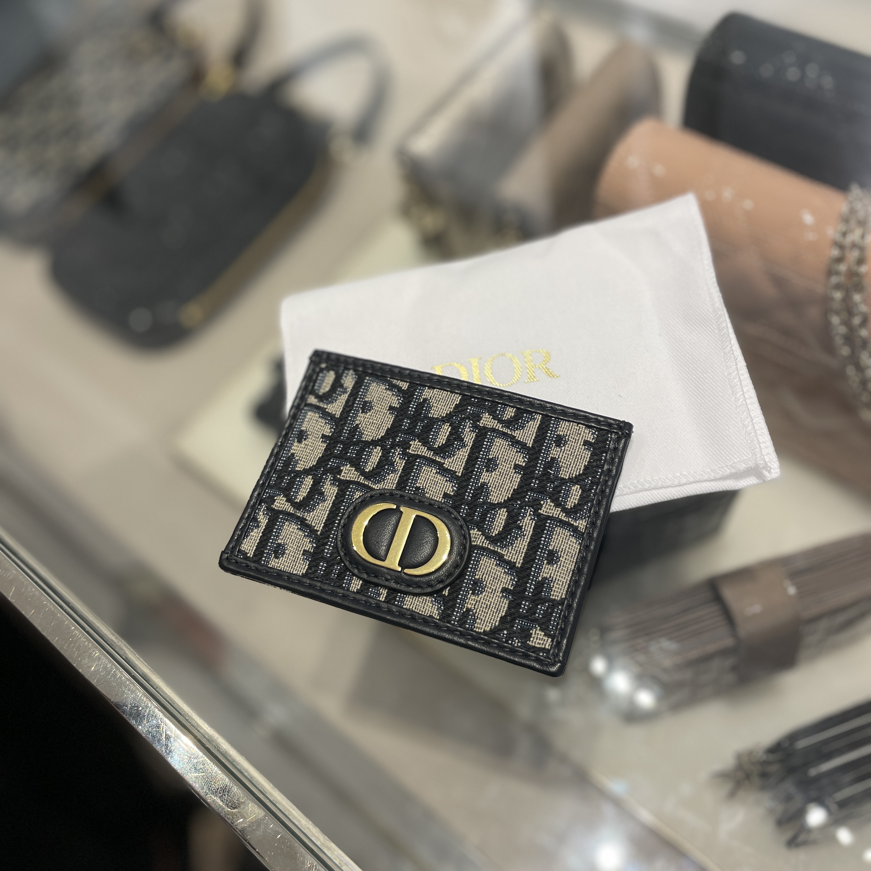 Dior 30 Montaigne Card Holder Blue Dior Oblique Jacquard 착용 스타일 - 2