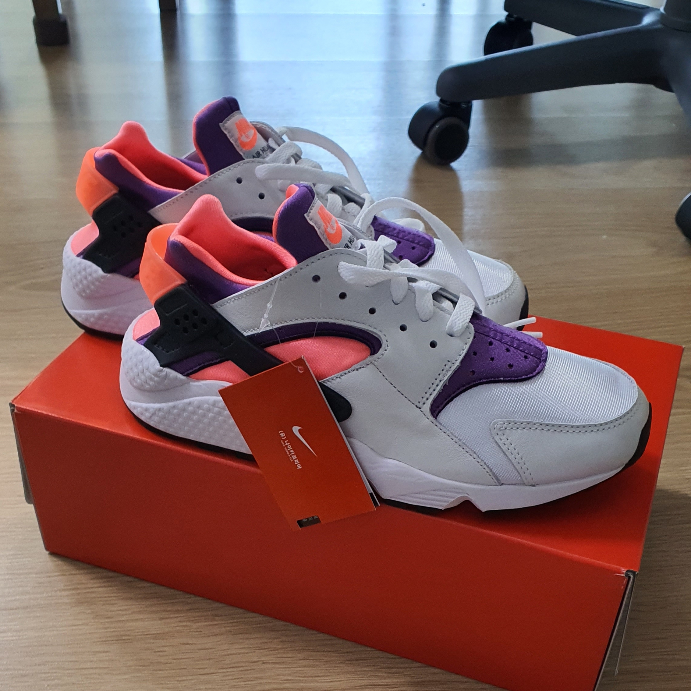Nike Air Huarache OG Bright Mango 착용 스타일 - 1