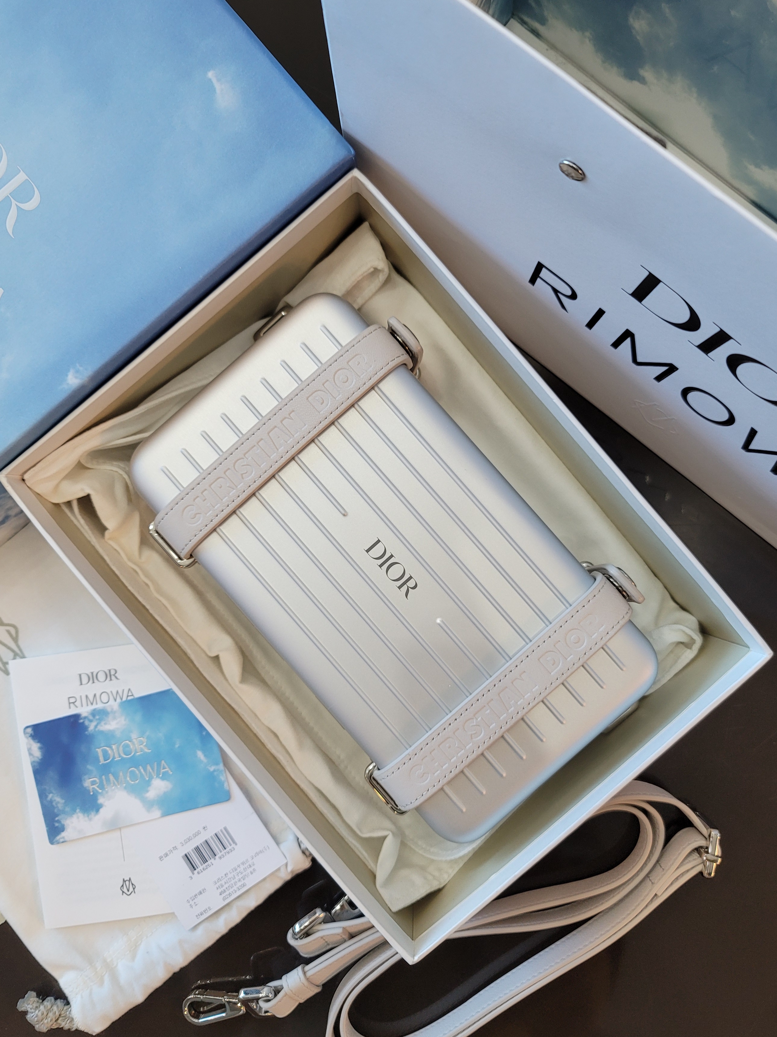 Rimowa x Dior Personal Clutch Aluminium Gray 착용 스타일