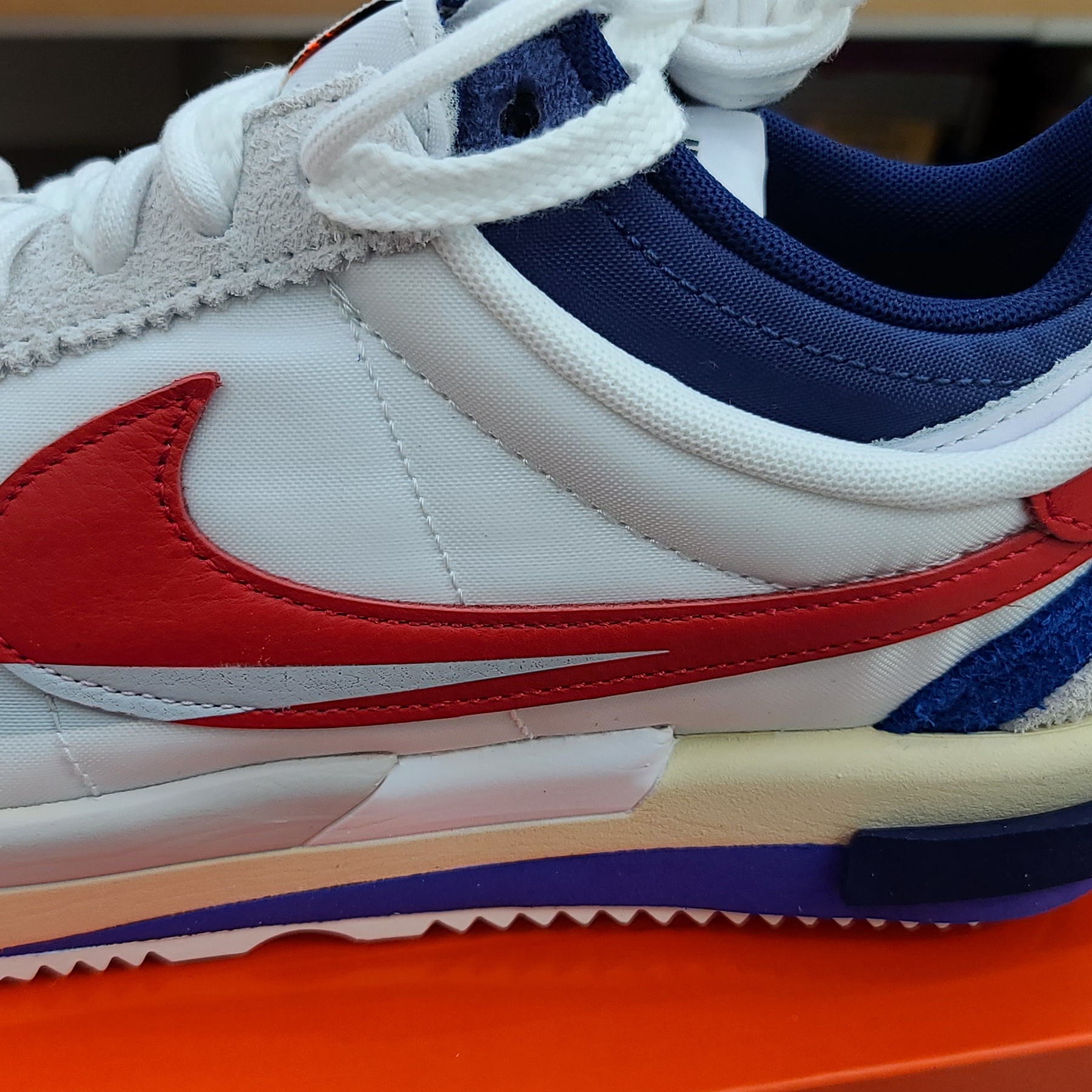 Nike x Sacai Zoom Cortez SP White and University Red 착용 스타일 - 2