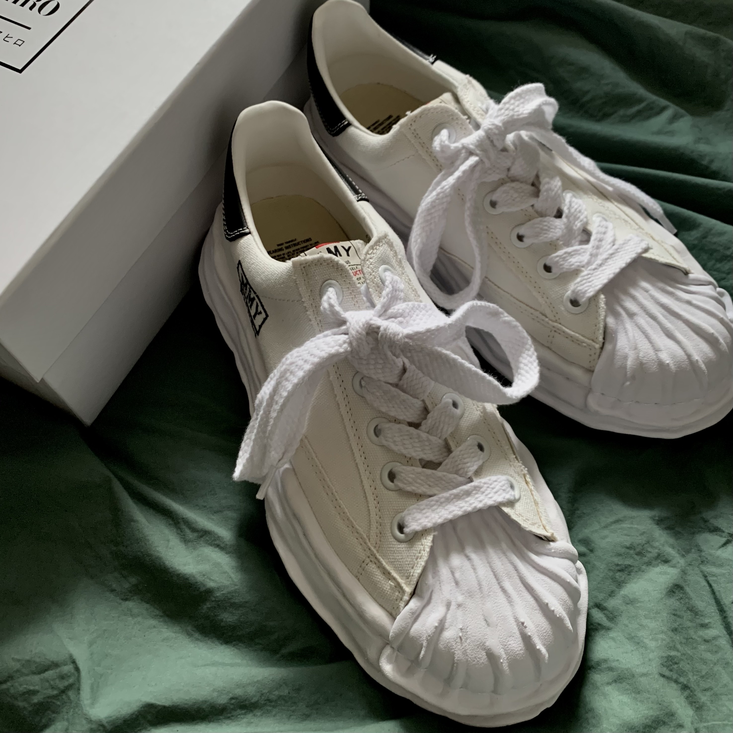 Maison Mihara Yasuhiro Blakey OG Sole Canvas Low-top Sneakers White 착용 스타일