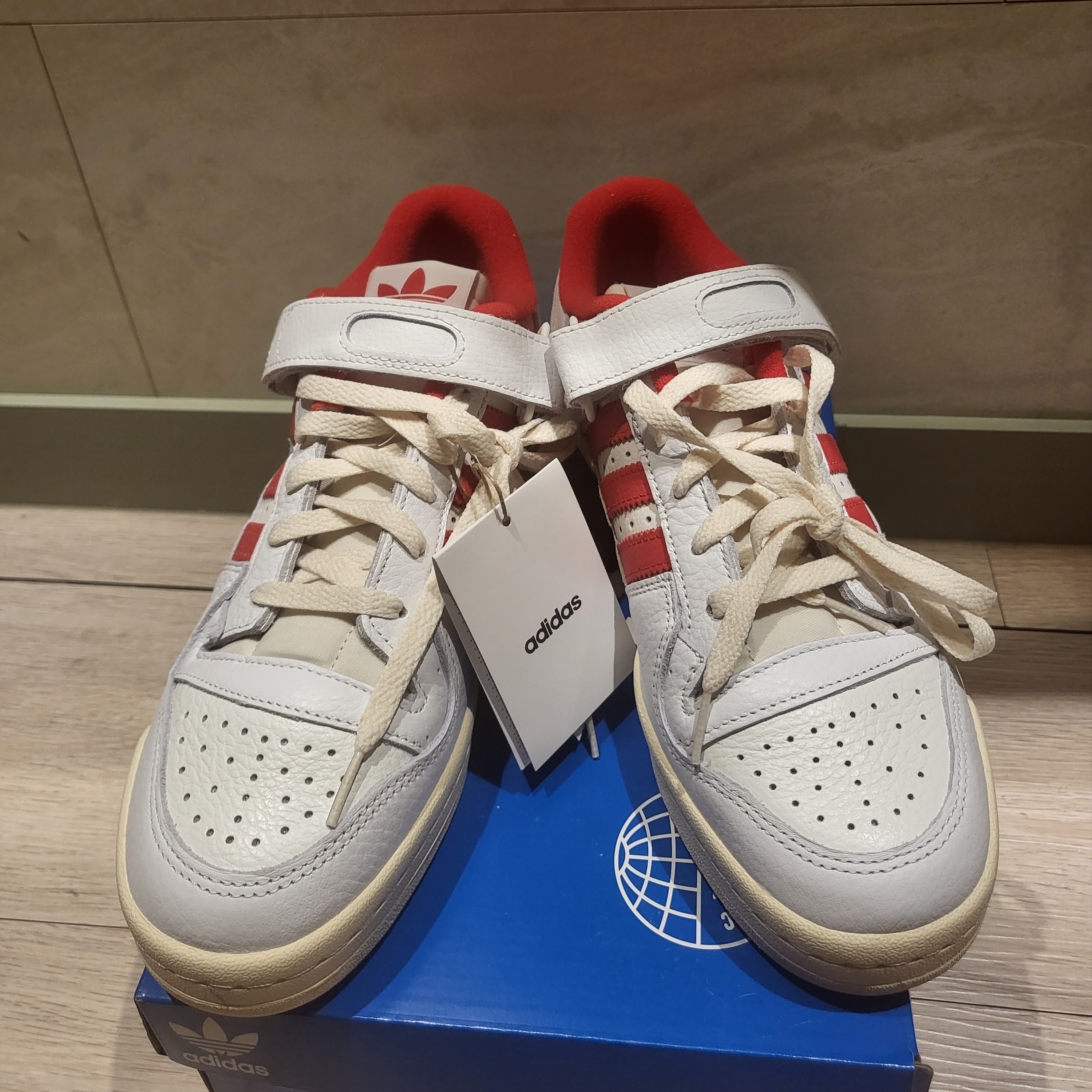 Adidas Forum 84 Low Vivid Red 착용 스타일 - 3