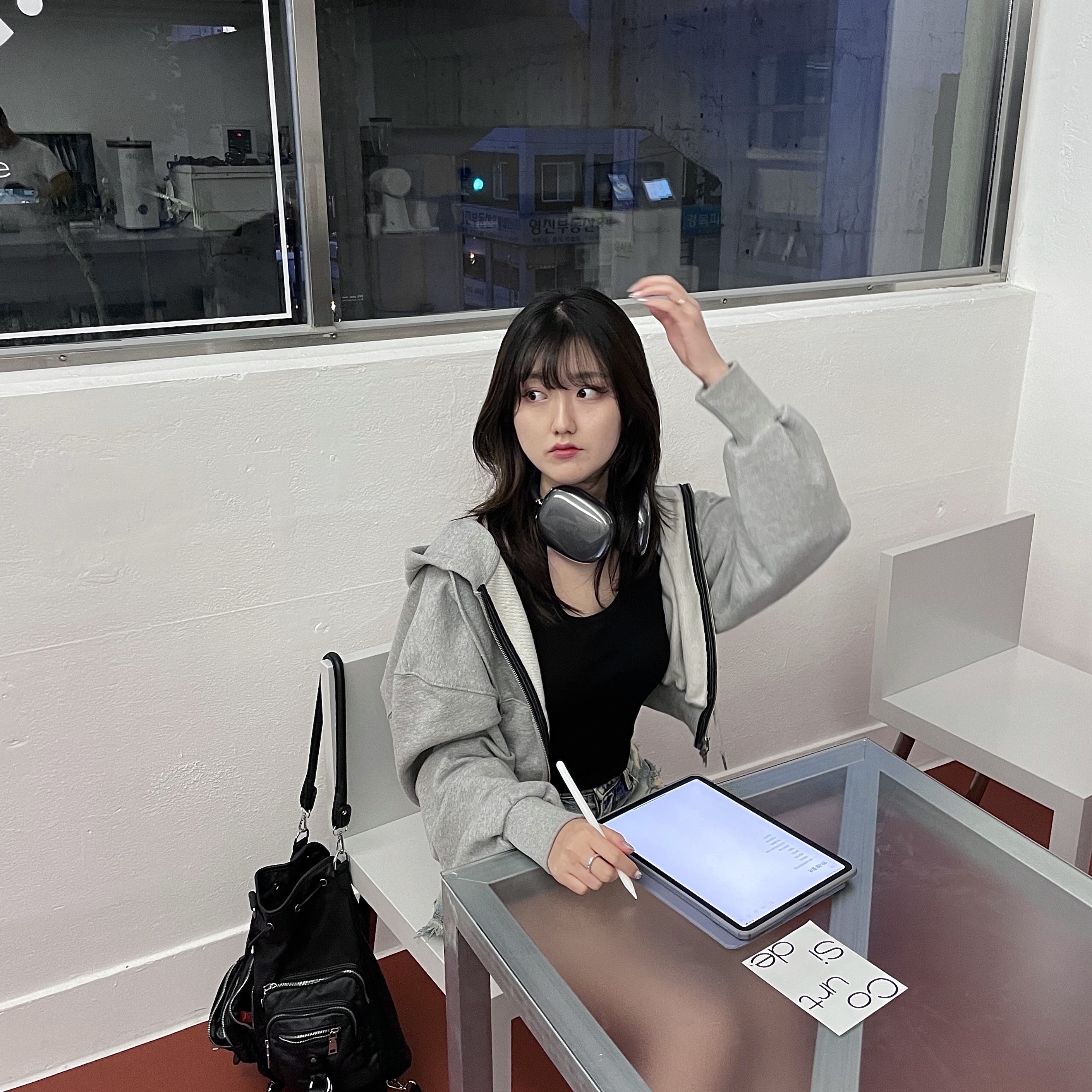 Jordan 1 Mid Light Smoke Grey Anthracite, Apple AirPods Max Lightning Space Gray (Korean Ver.) 착용 스타일 - 3