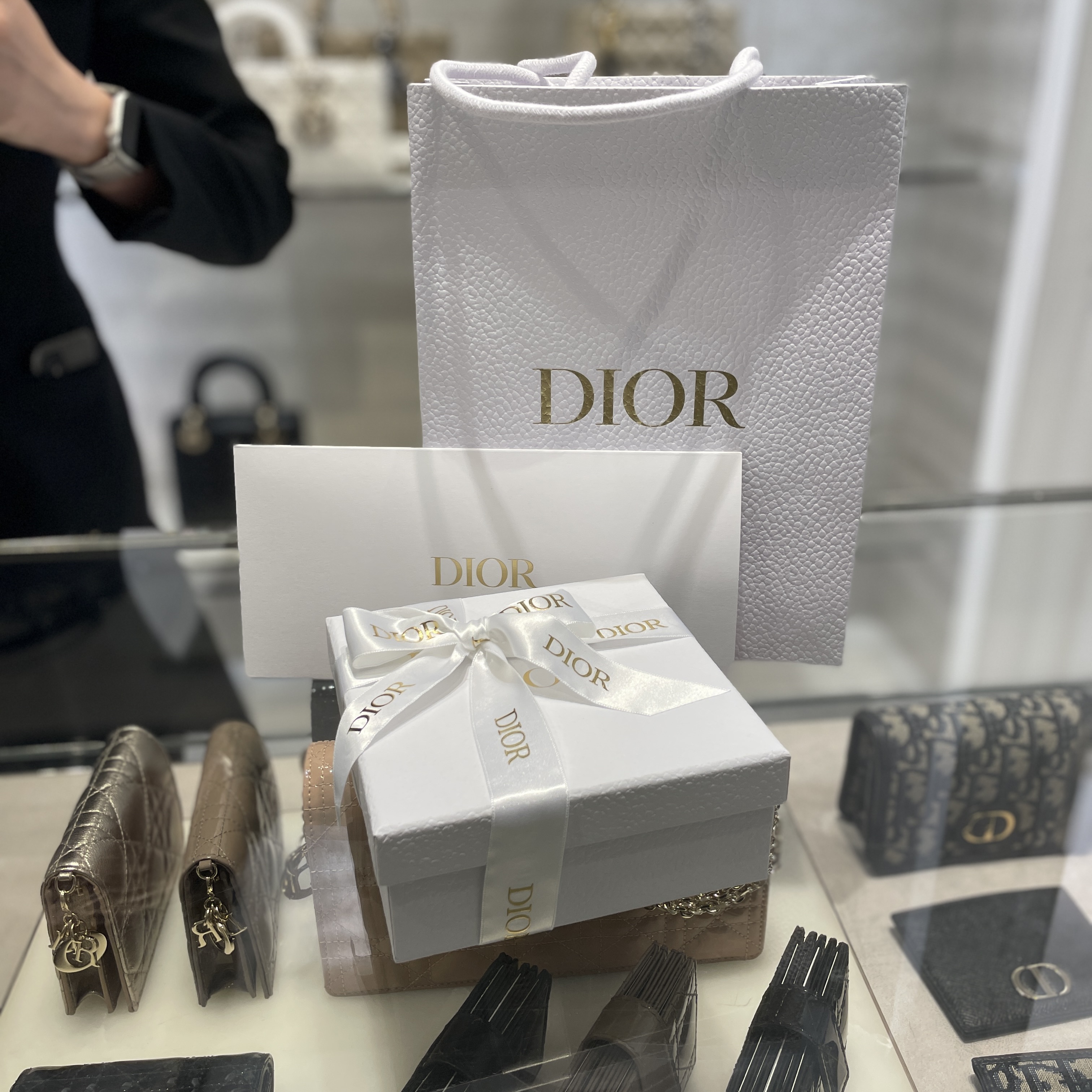 Dior 30 Montaigne Card Holder Blue Dior Oblique Jacquard 착용 스타일 - 1