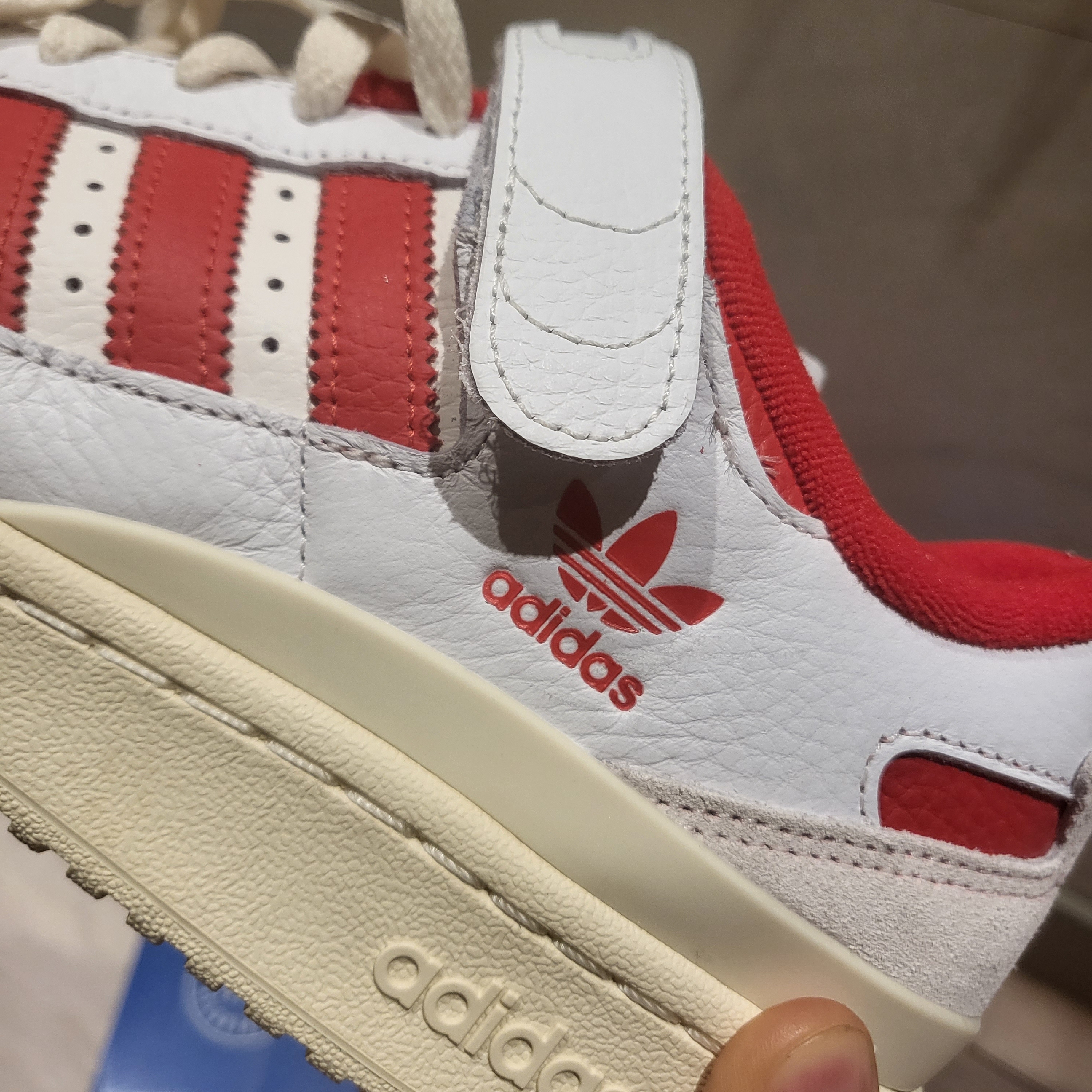 Adidas Forum 84 Low Vivid Red 착용 스타일 - 4