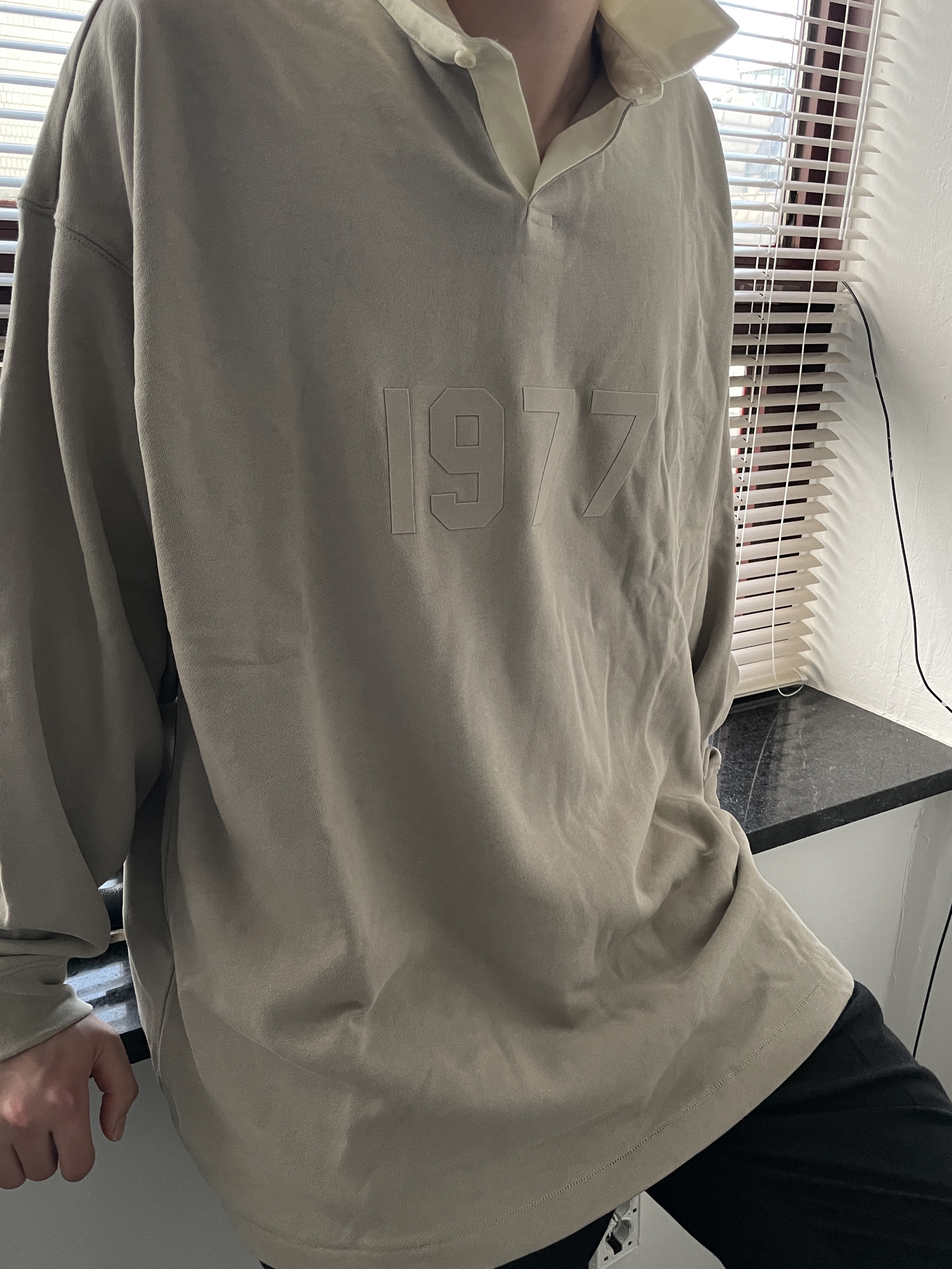 Essentials 1977 Henley Rugby Long Sleeve Polo Smoke - 22FW 착용 스타일 - 1