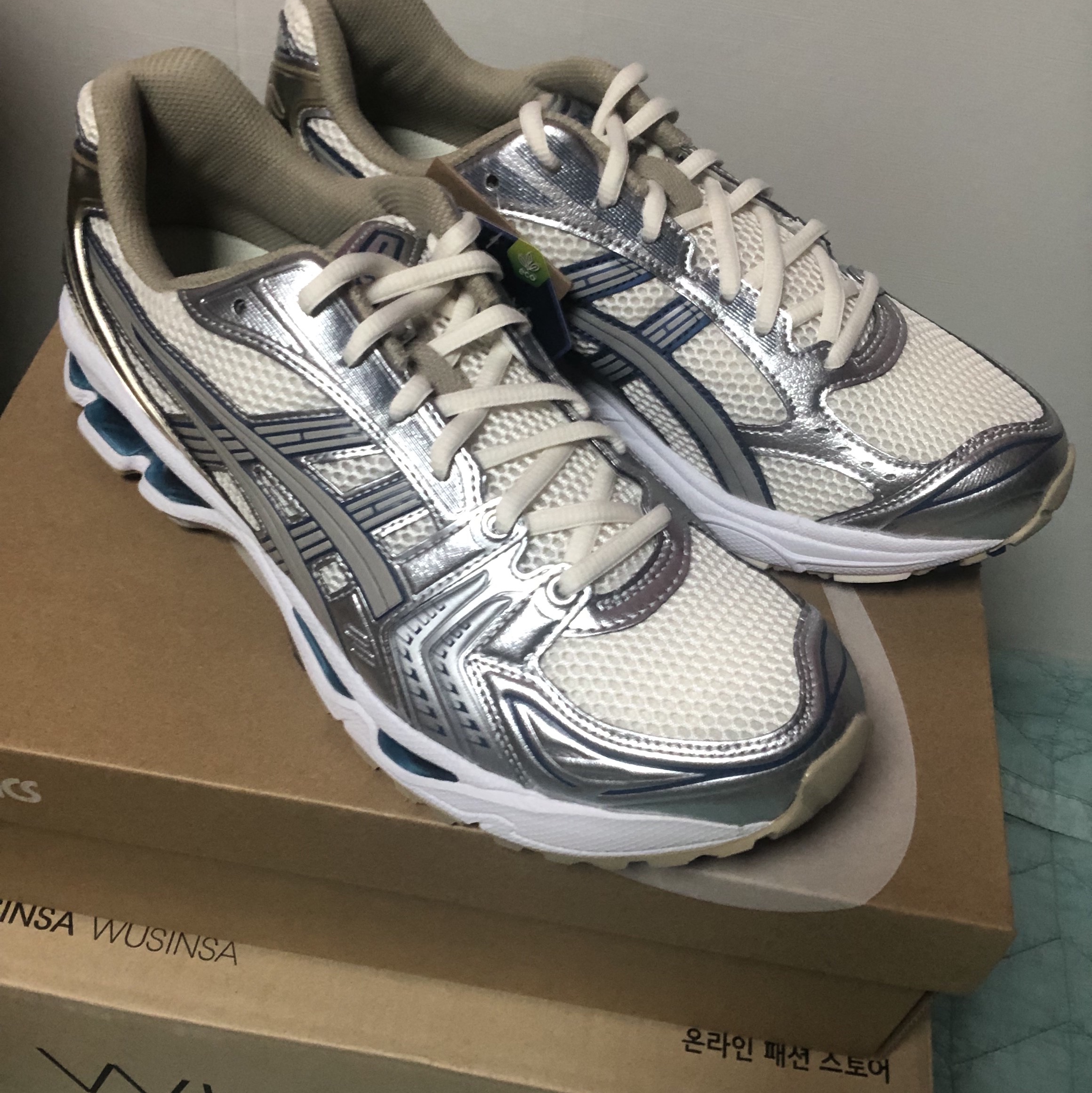 Asics Gel-Kayano 14 Cream Pure Silver 착용 스타일 - 2