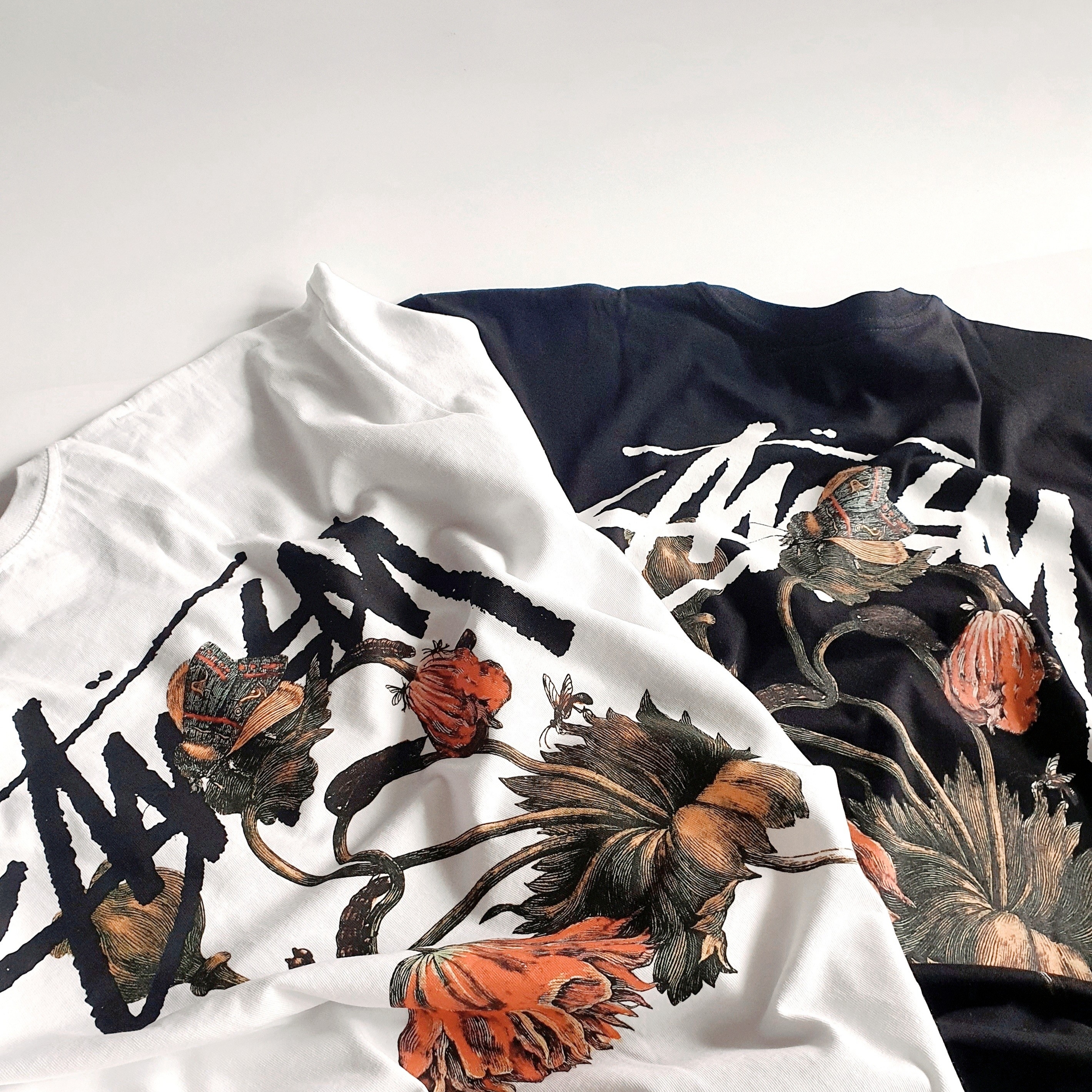 Stussy Withered Flower T-Shirt White, Stussy Withered Flower T-Shirt Black 착용 스타일