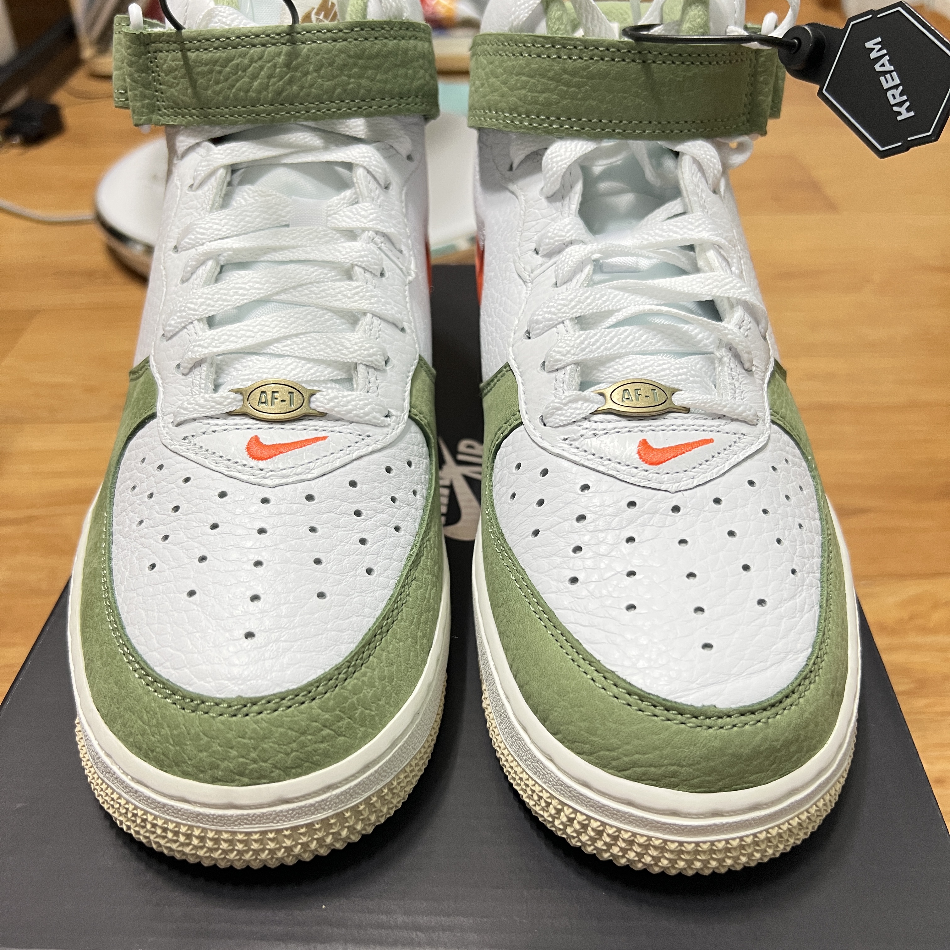 Nike Air Force 1 Mid '07 QS Olive Green and Total Orange 착용 스타일 - 3