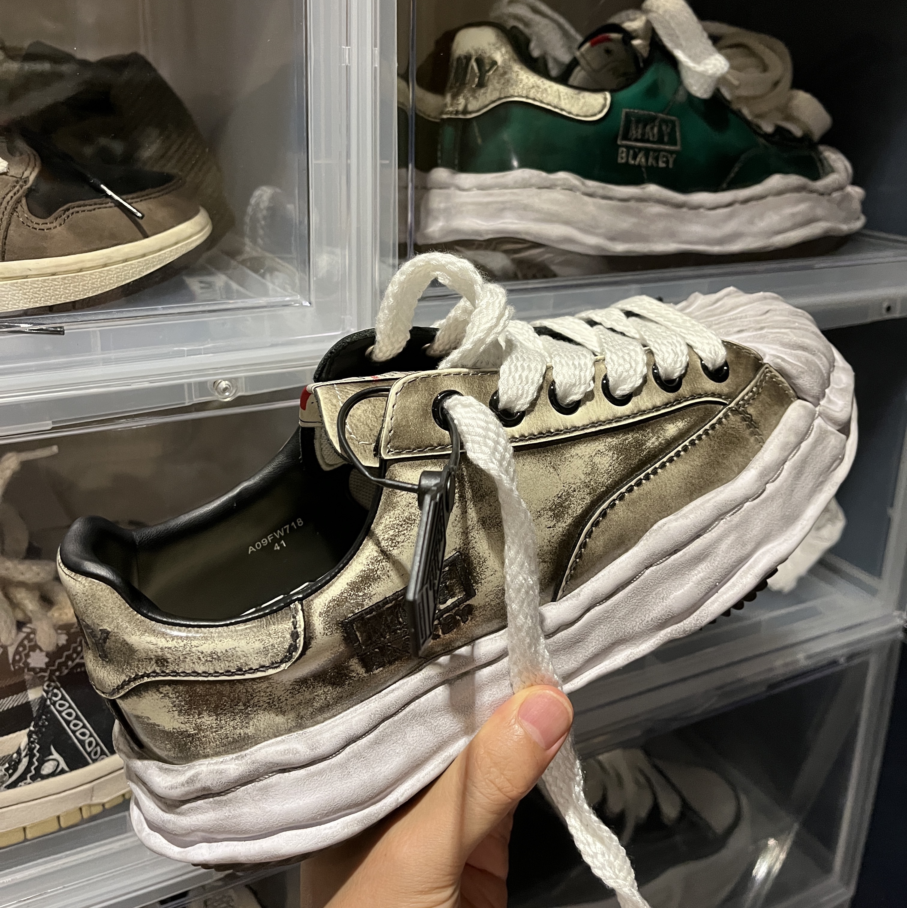 Maison Mihara Yasuhiro Blakey OG Sole Brushed Patent Low-top Sneakers White 착용 스타일