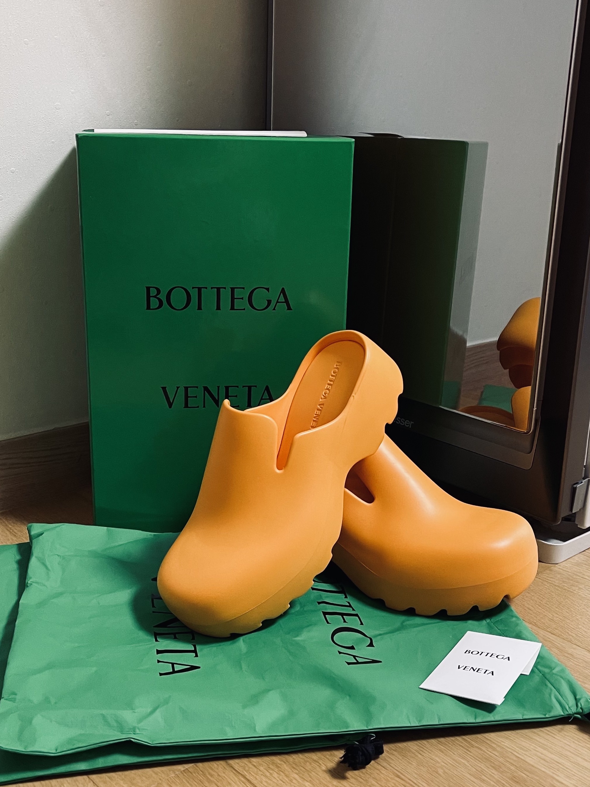 Bottega Veneta Rubber FlashClog Tangernine, Bottega Veneta Rubber Flash Clog Chalk 착용 스타일
