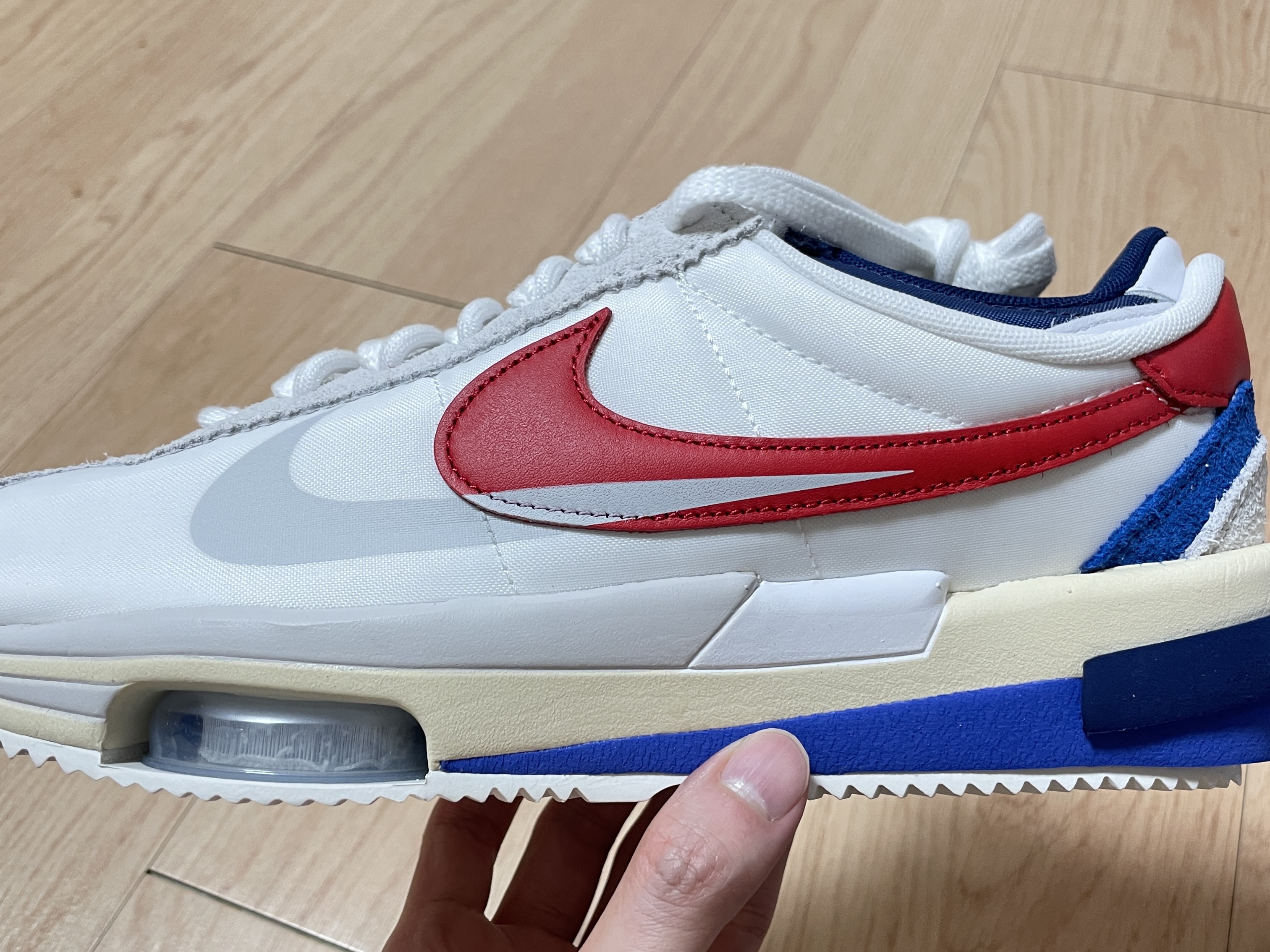 Nike x Sacai Zoom Cortez SP White and University Red 착용 스타일 - 2
