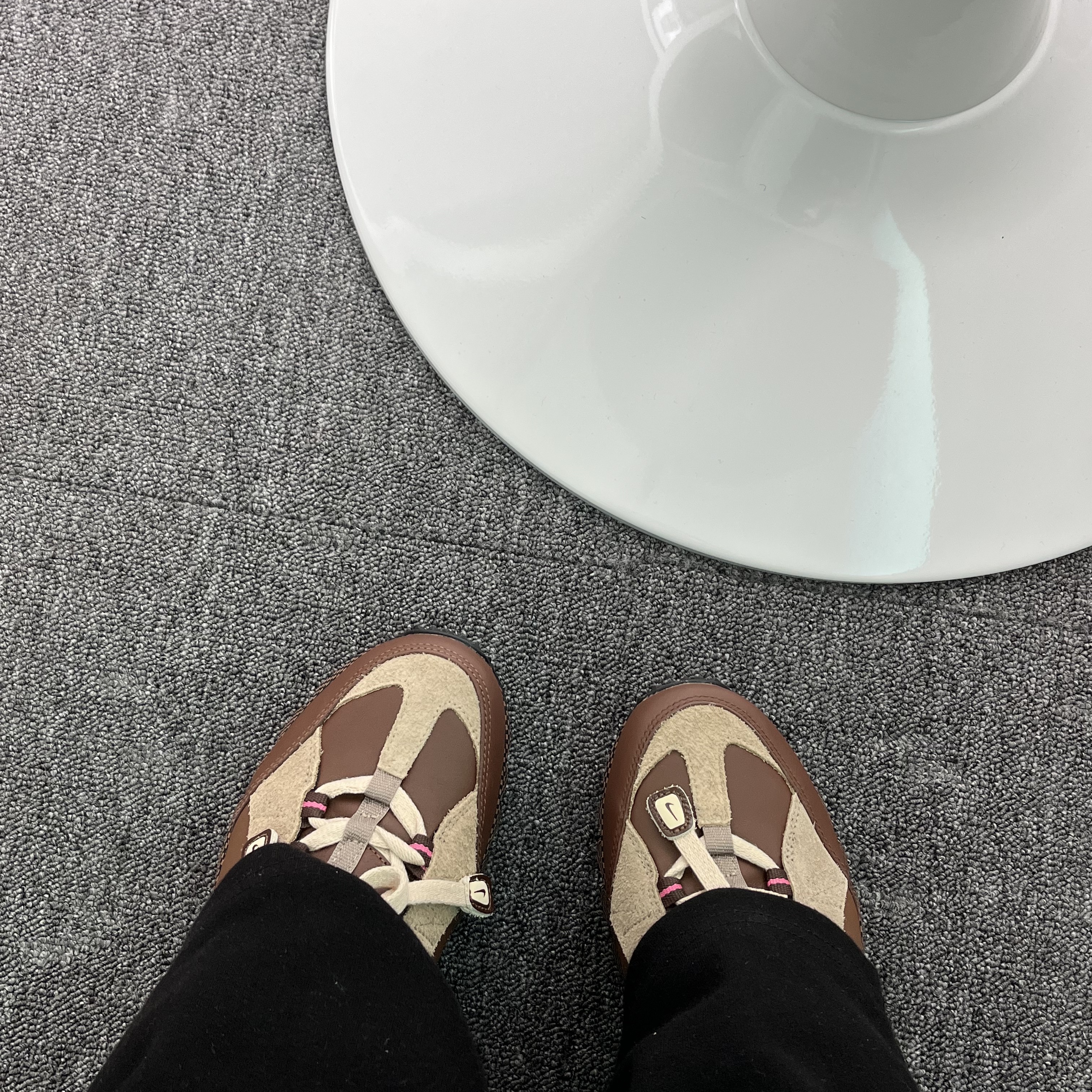 Nike x Jacquemus Air Humara LX Ale Brown and Gold 착용 스타일 - 2