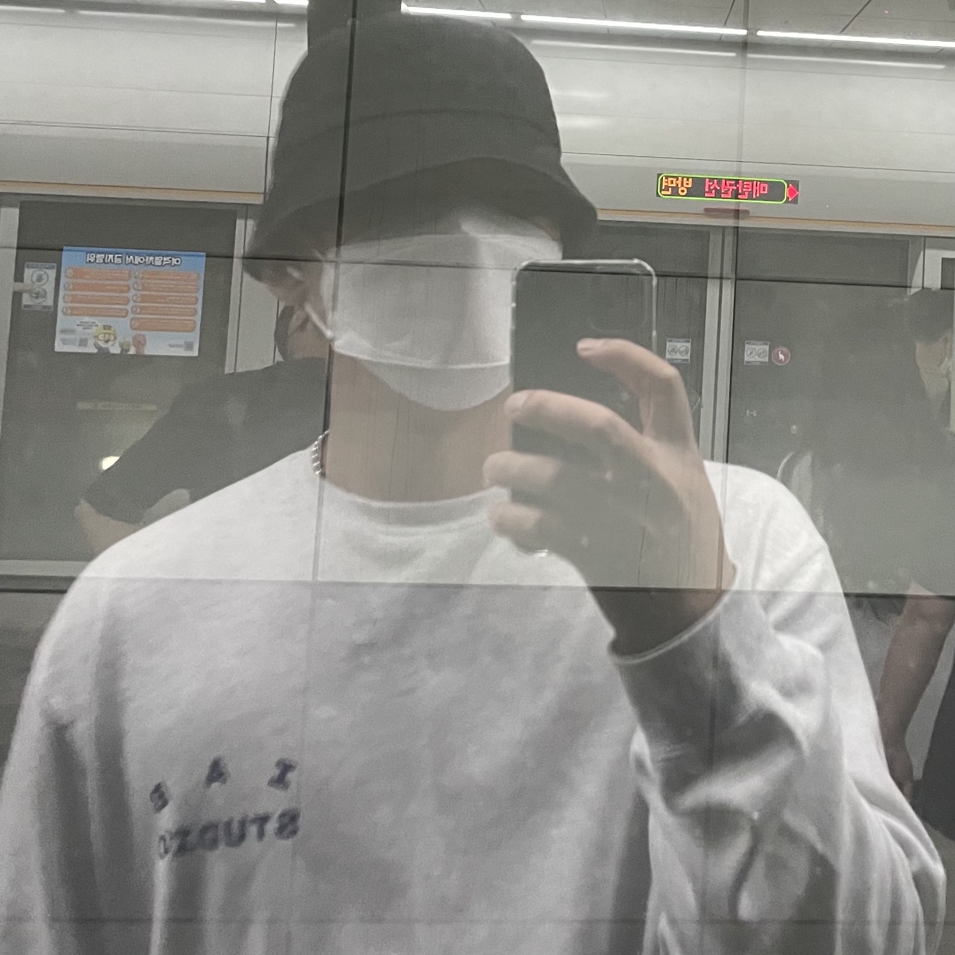 IAB Studio Long Sleeve Light Gray 착용 스타일