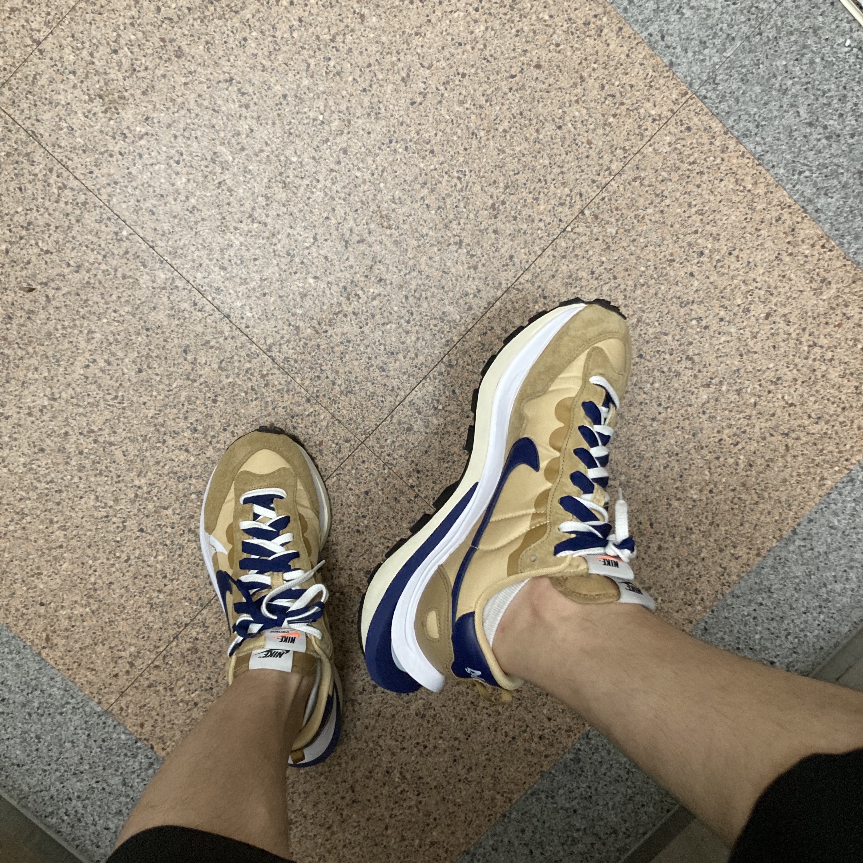 Nike x Sacai VaporWaffle Sesame and Blue Void 착용 스타일