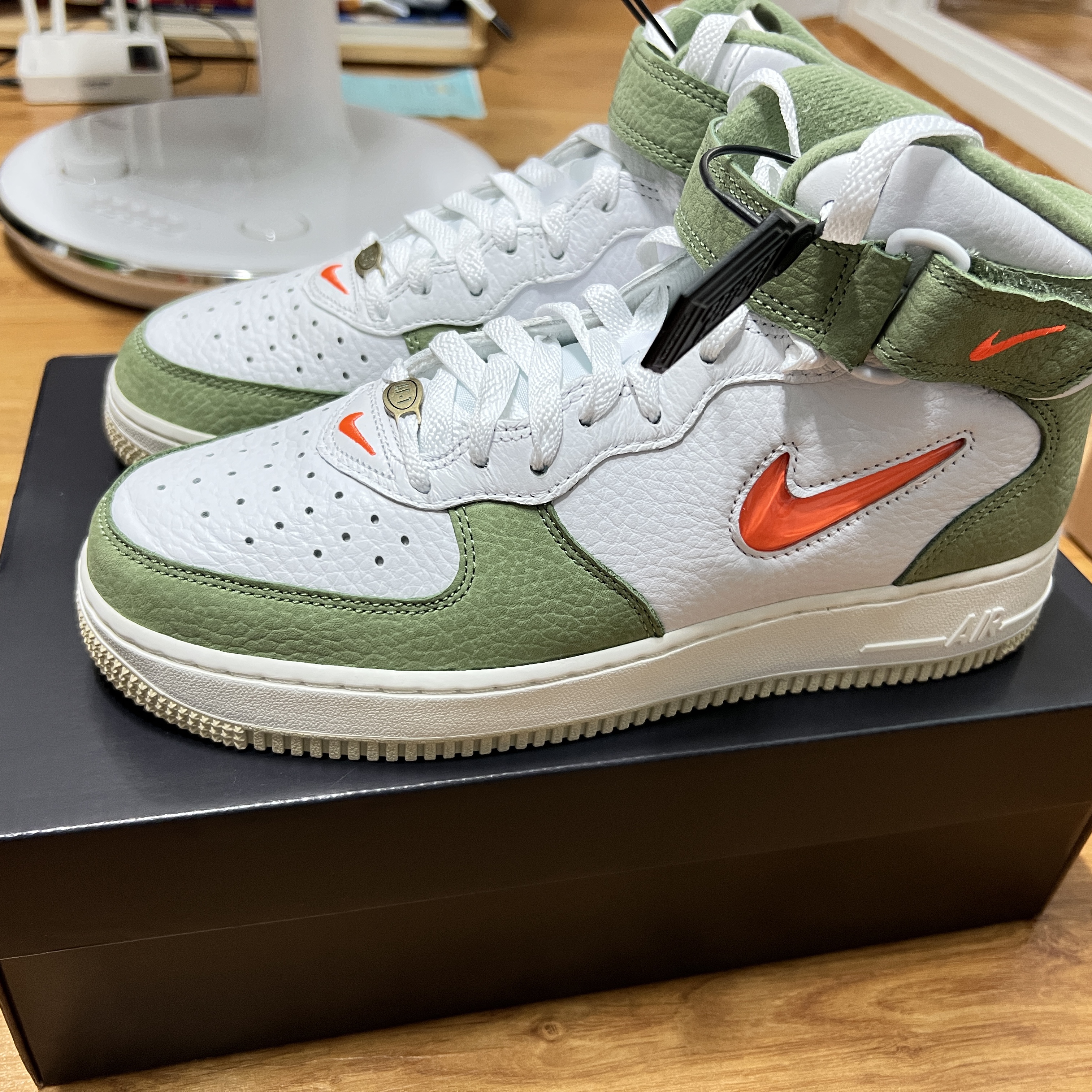 Nike Air Force 1 Mid '07 QS Olive Green and Total Orange 착용 스타일 - 2