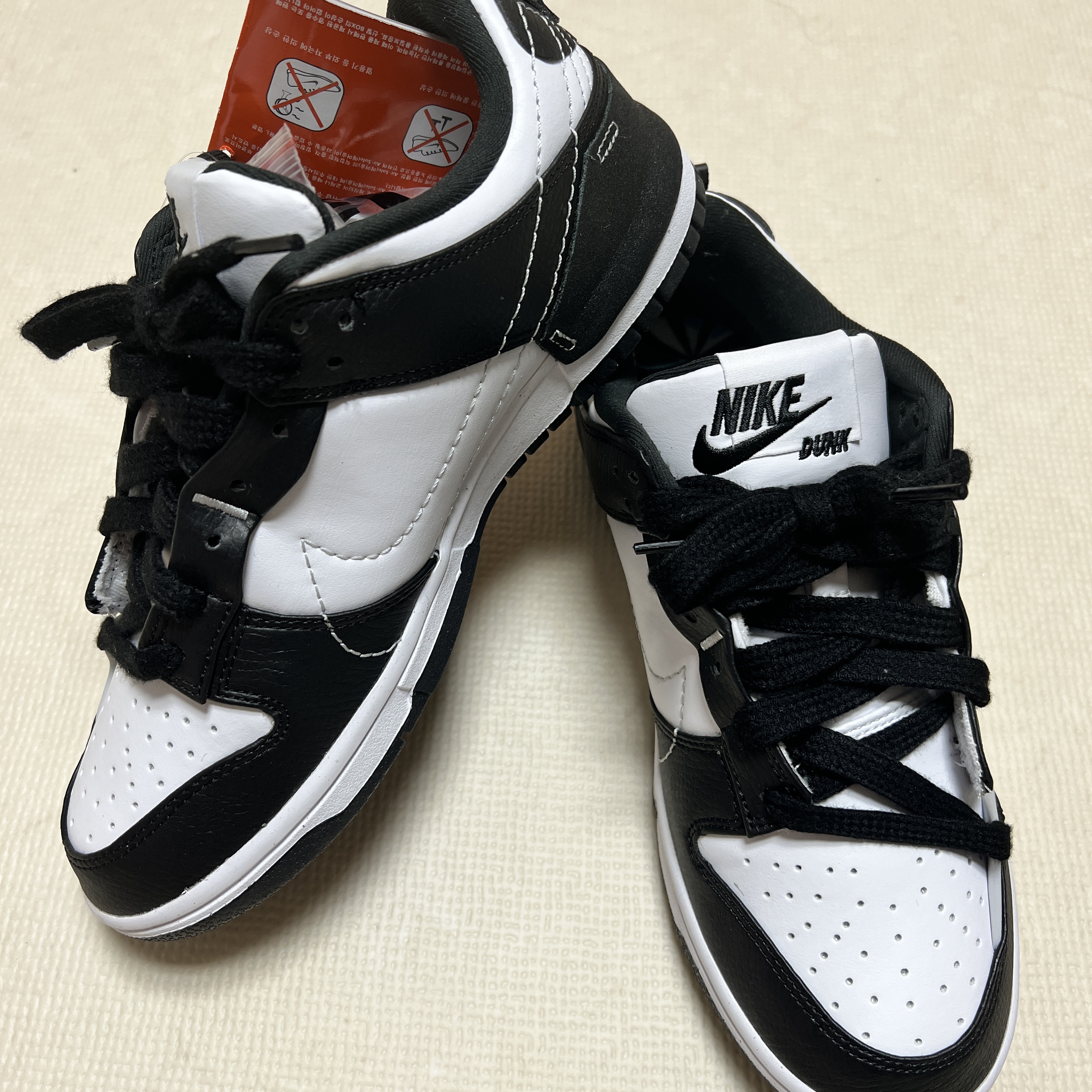(W) Nike Dunk Low Disrupt 2 Black White 착용 스타일 - 1