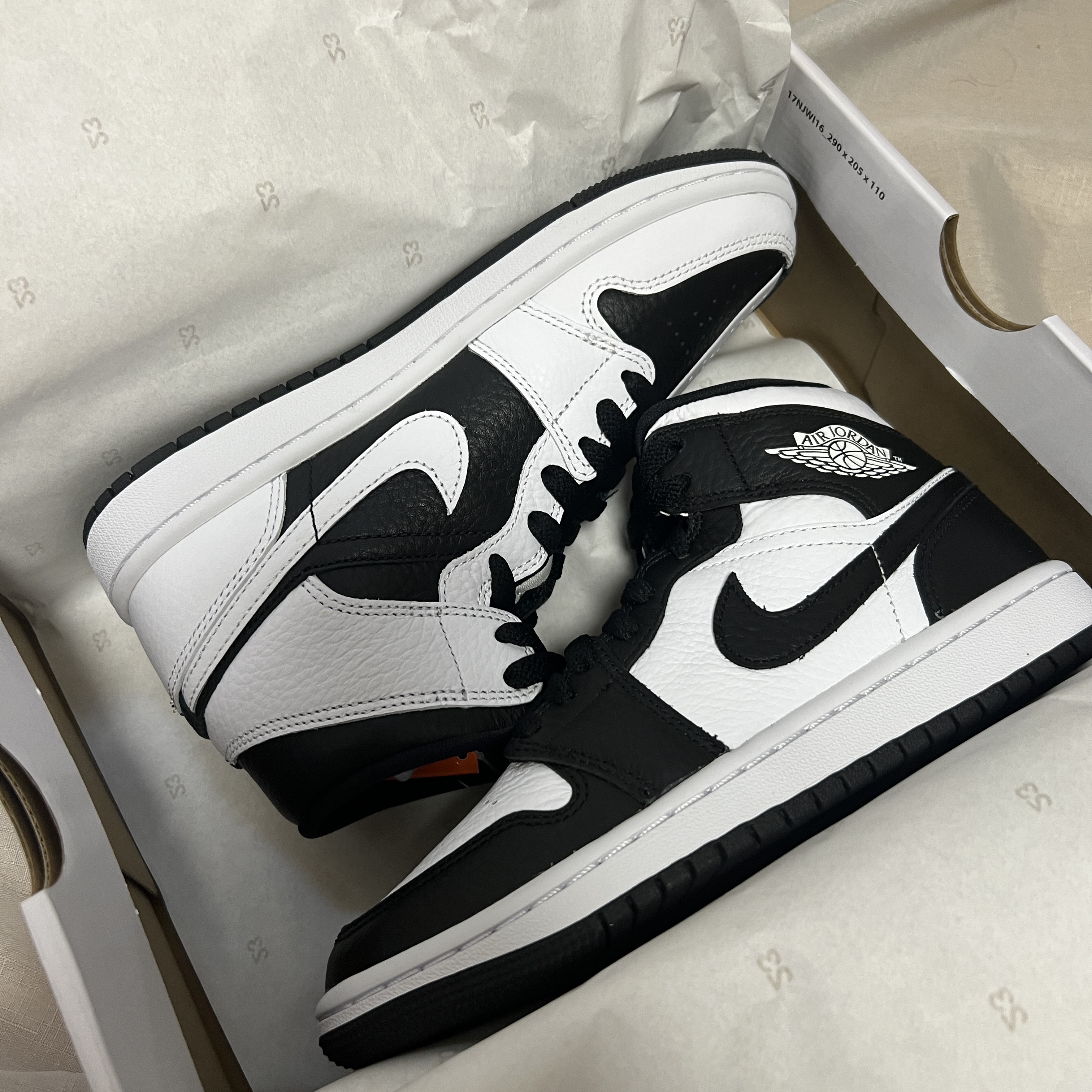 (W) Jordan 1 Mid SE Black White 착용 스타일 - 2