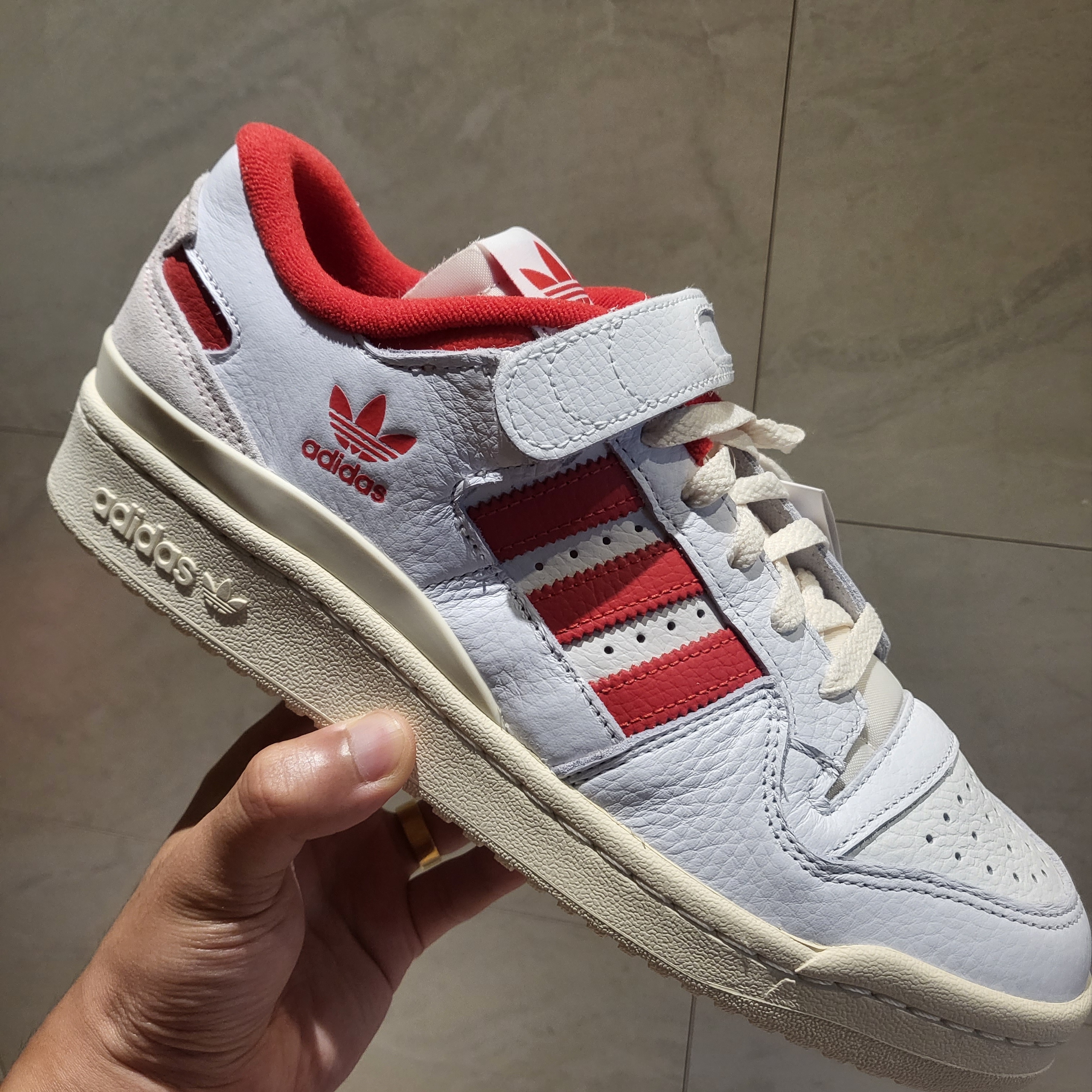 Adidas Forum 84 Low Vivid Red 착용 스타일 - 2