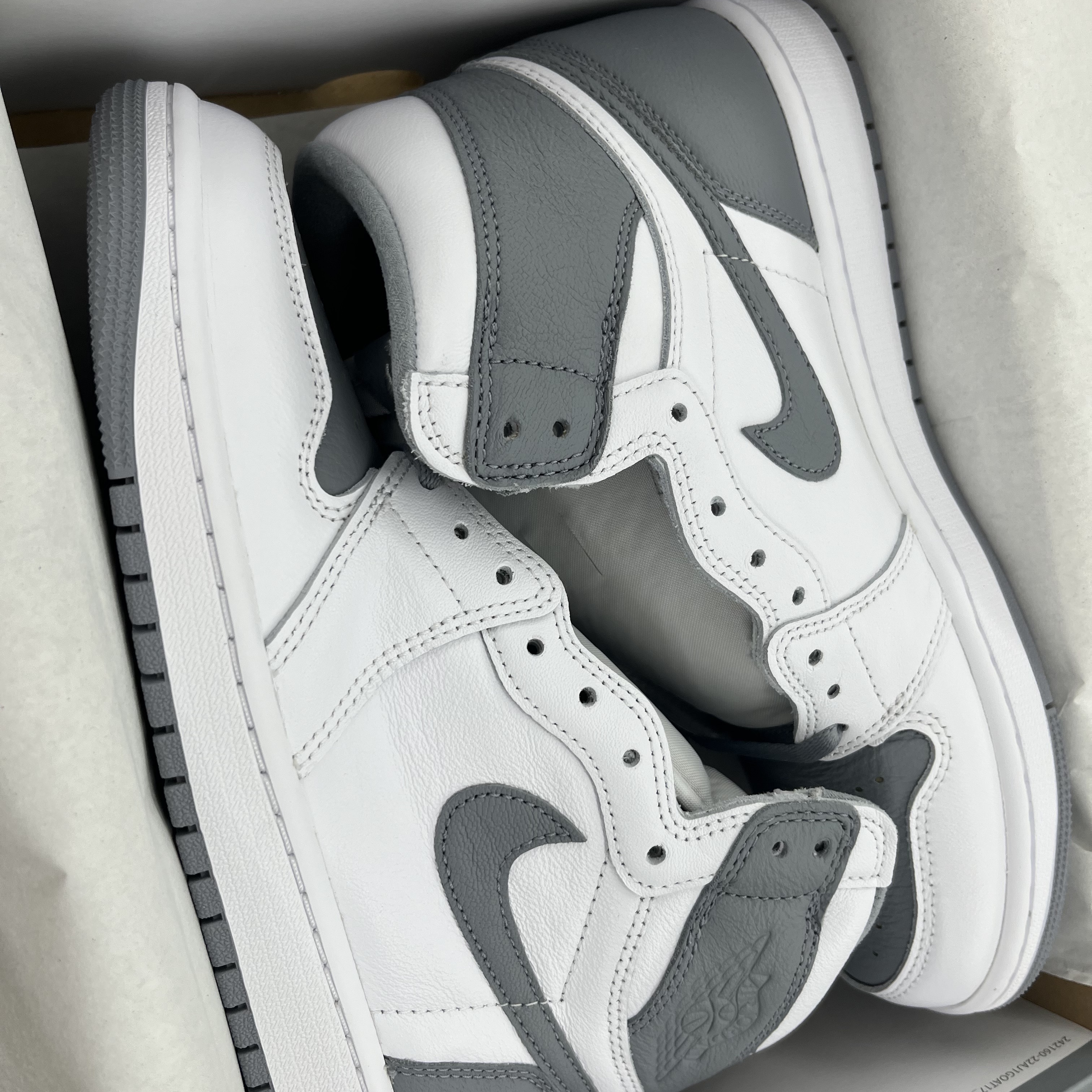 Jordan 1 Retro High OG Stealth 착용 스타일 - 1