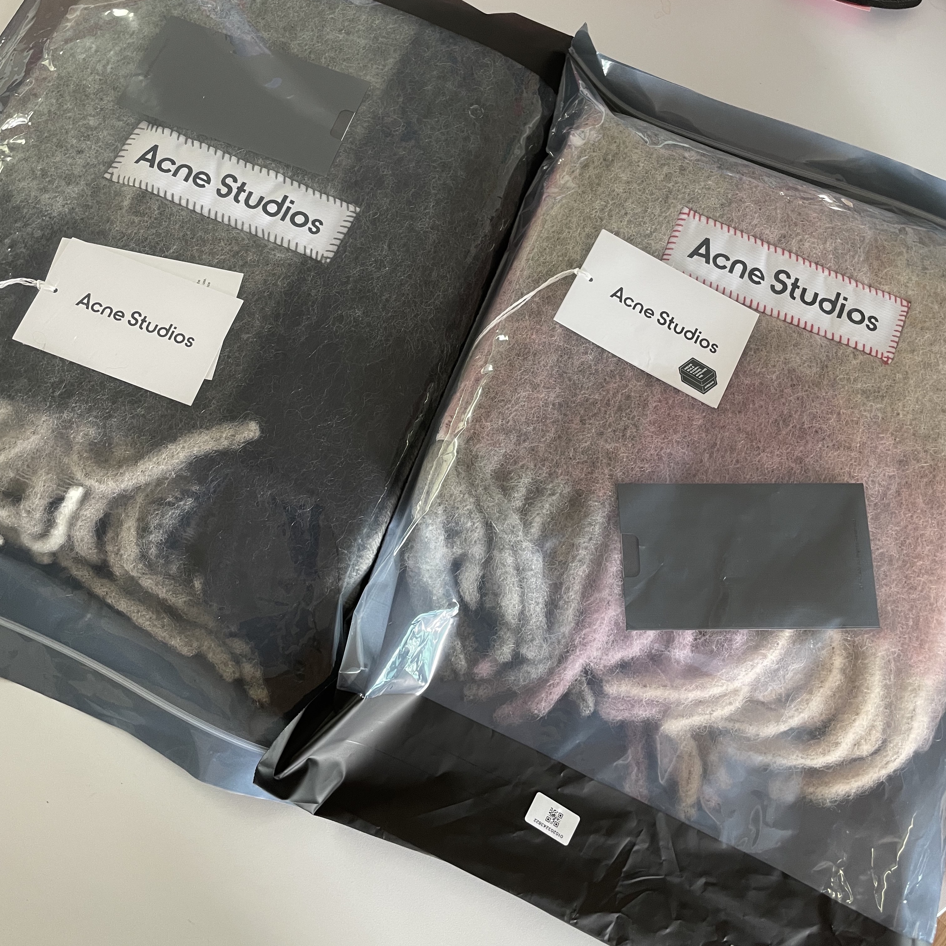 Acne Studios Mohair Check Muffler Grey Green Black, Acne Studios Mohair Check Muffler Fuchsia Lilac Pink 착용 스타일