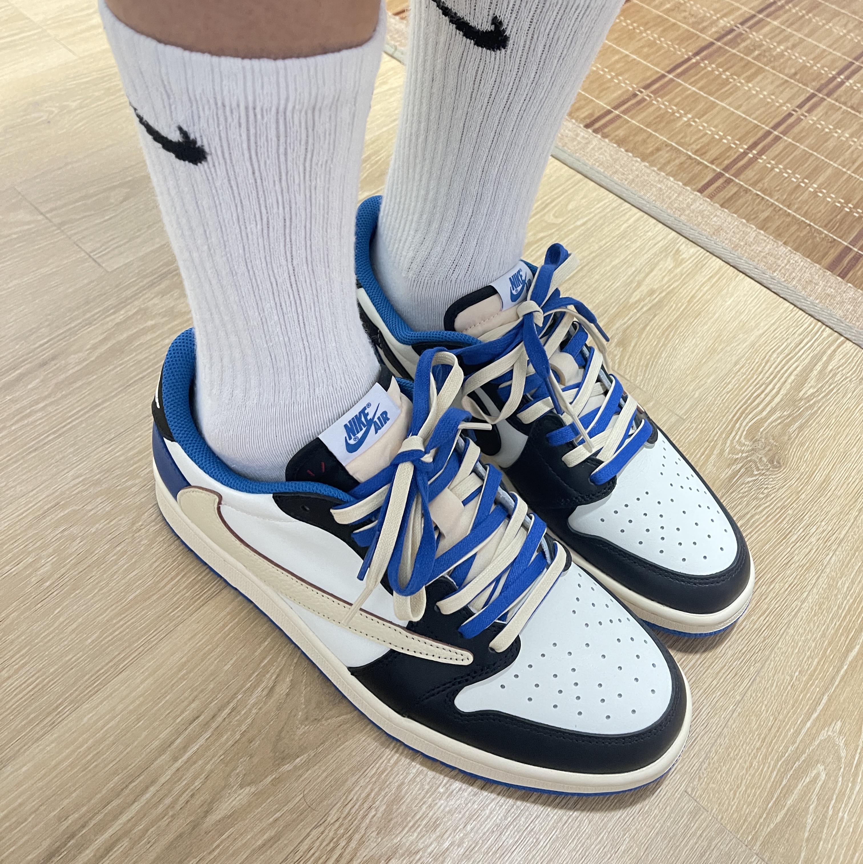 Jordan 1 x Travis Scott x Fragment Retro Low OG SP Military Blue, Jordan 1 x Travis Scott Retro Low OG SP Sail and Ridgerock 착용 스타일 - 3