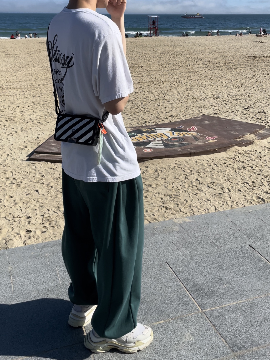 (W) Balenciaga Triple S Sneakers Double Foam and Mesh White, Stussy World Tour T-Shirt White 착용 스타일 - 1