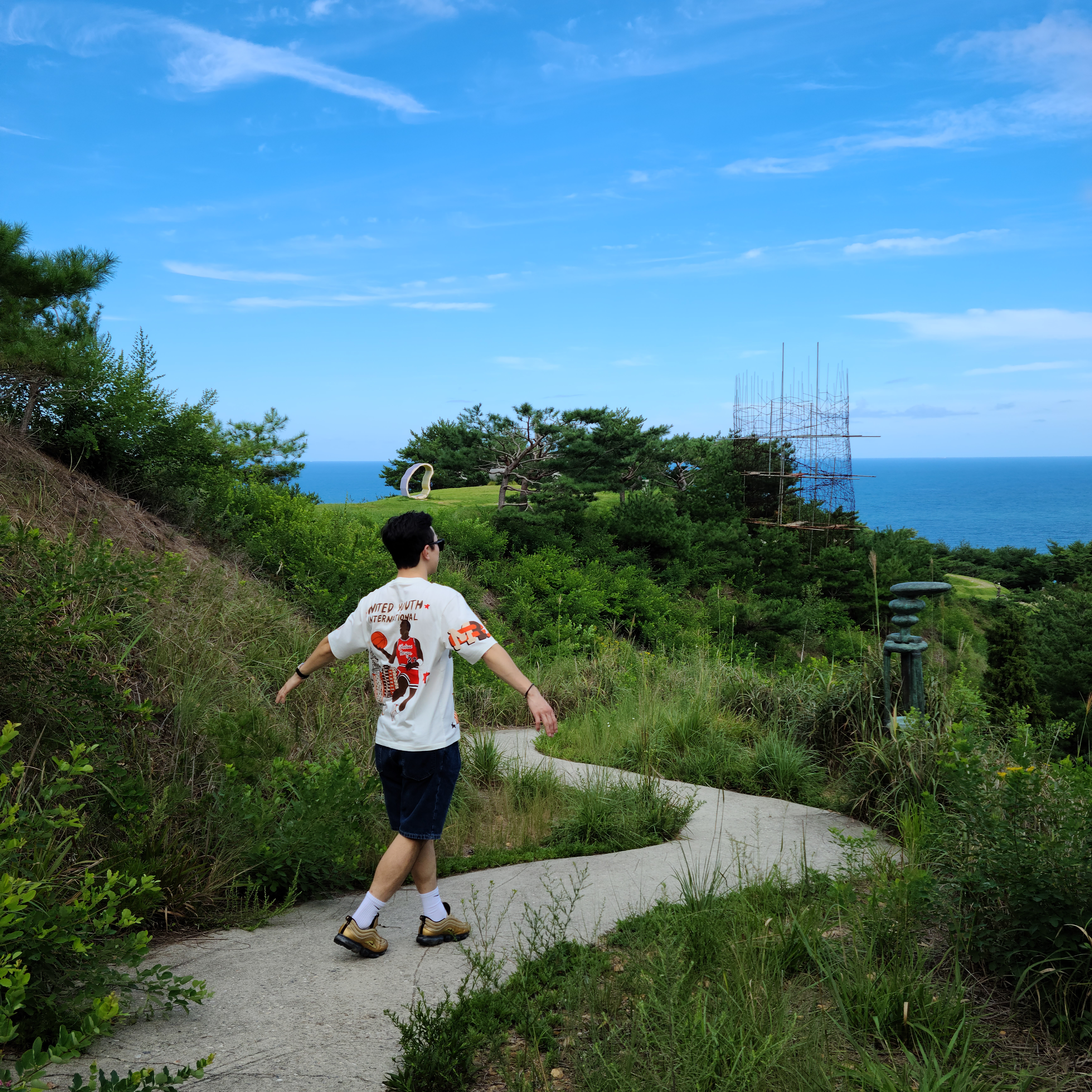 Jordan x Maison Chateau Rouge T-Shirt Sail - Asia, Nike Air VaporMax 97 Metallic Gold 착용 스타일