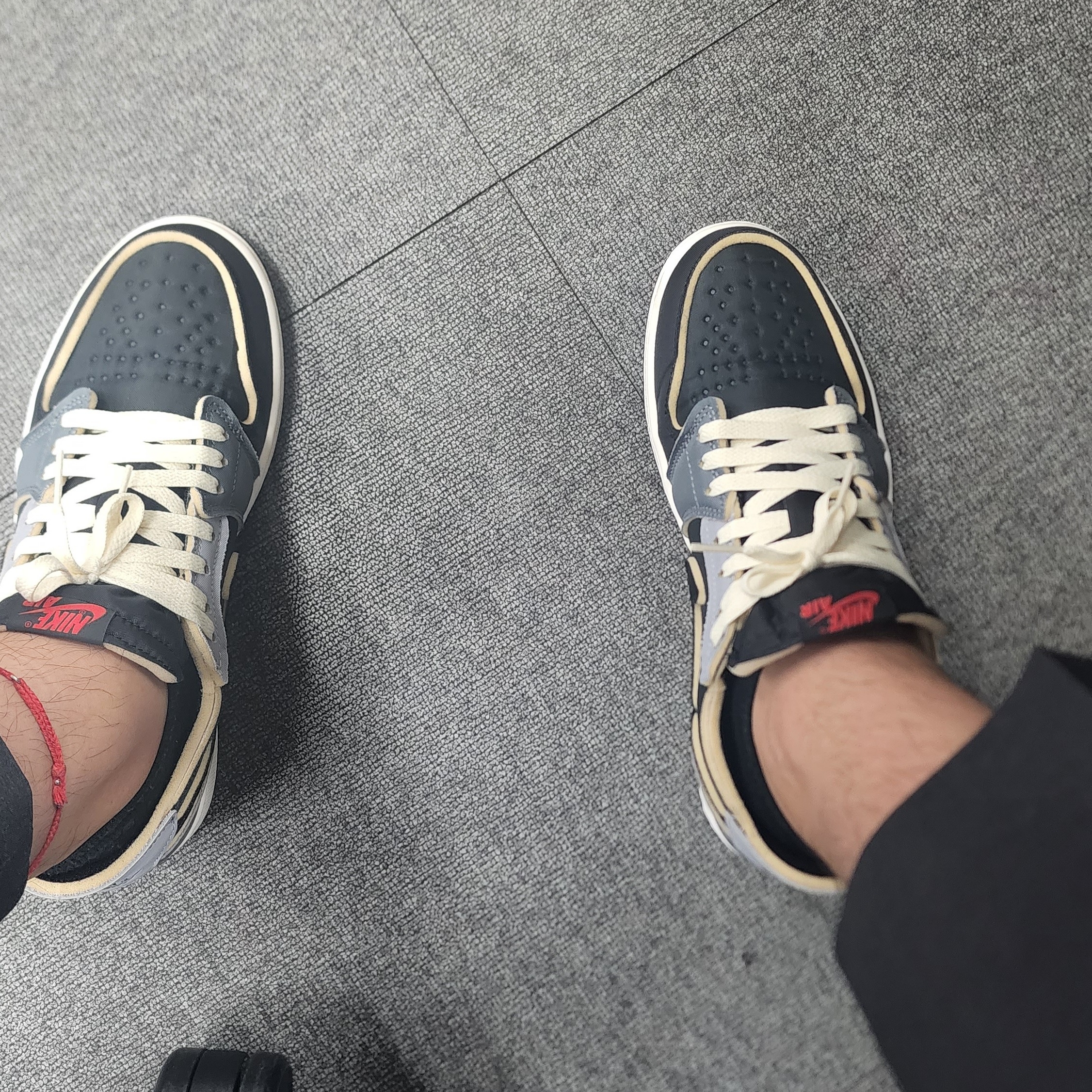 Jordan 1 Retro Low OG EX Black and Smoke Grey 착용 스타일