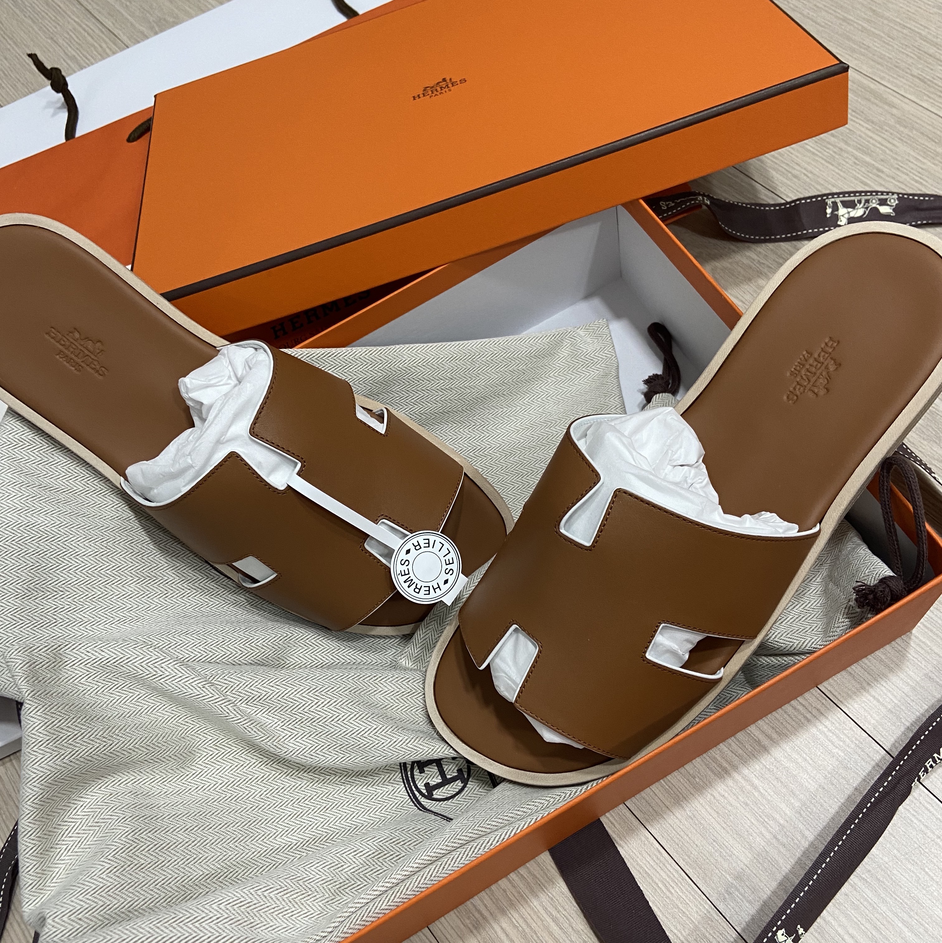 Hermes Izmir Sandal Nappa & Naturel Blanc 착용 스타일