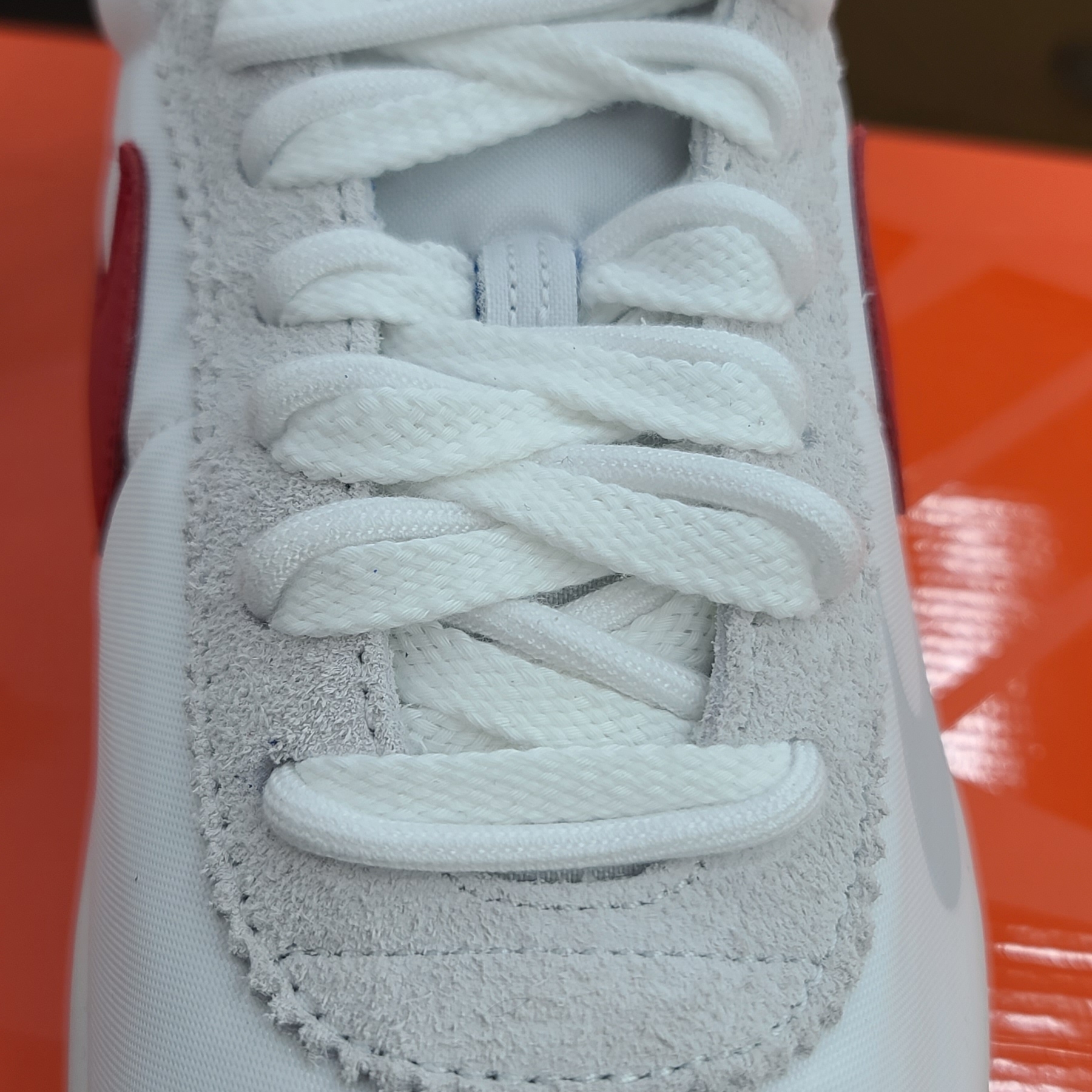 Nike x Sacai Zoom Cortez SP White and University Red 착용 스타일 - 4