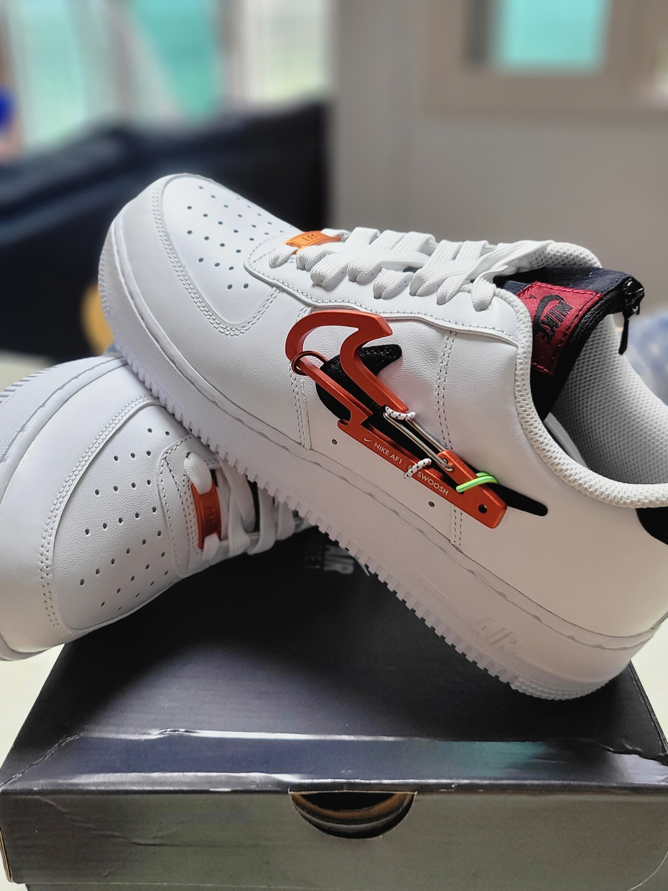 Nike Air Force 1 '07 PRM Carabiner Red 착용 스타일 - 2