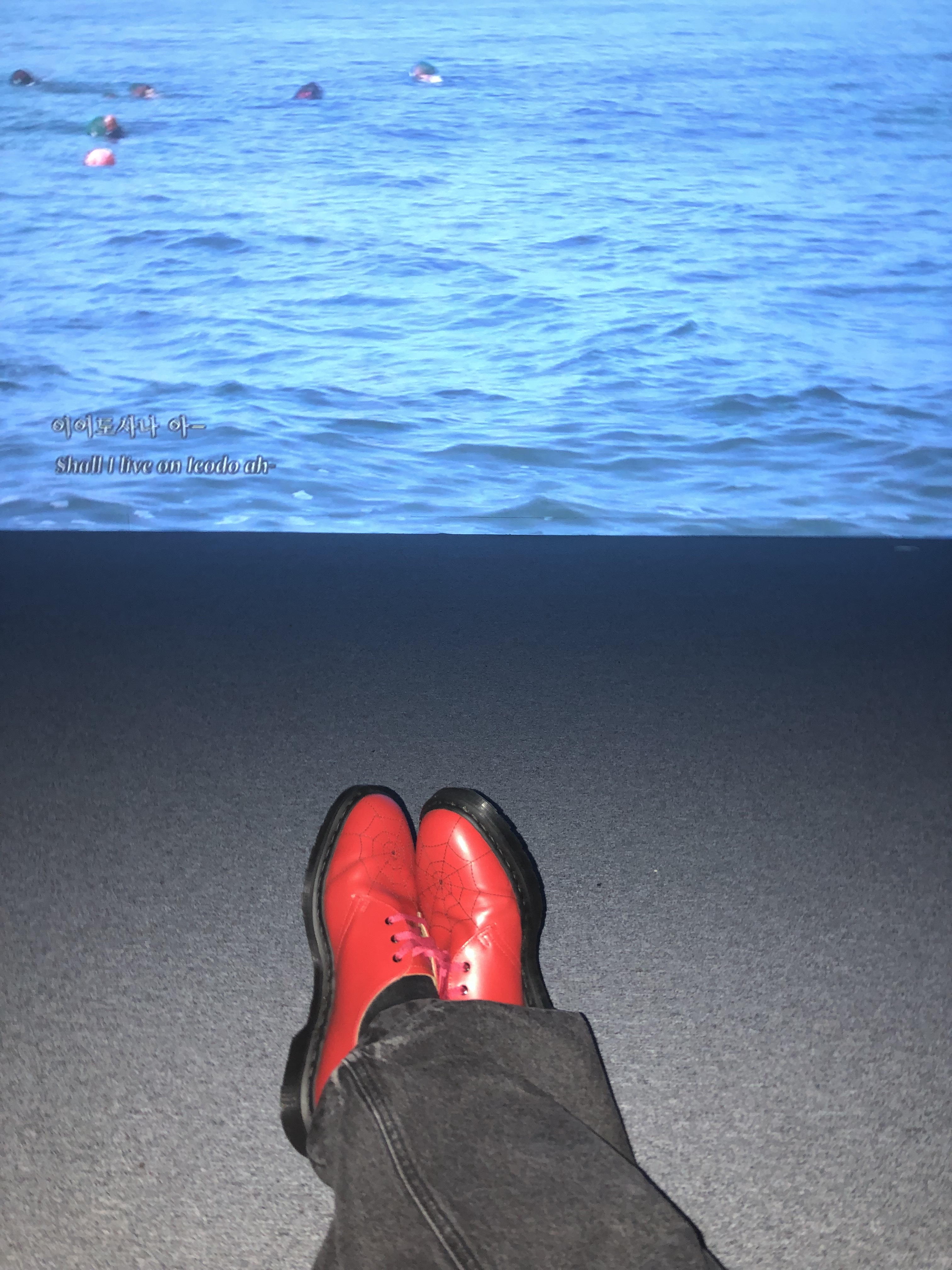 Dr. Martens x Supreme Spiderweb 3-Eye Shoe Red 착용 스타일 - 1