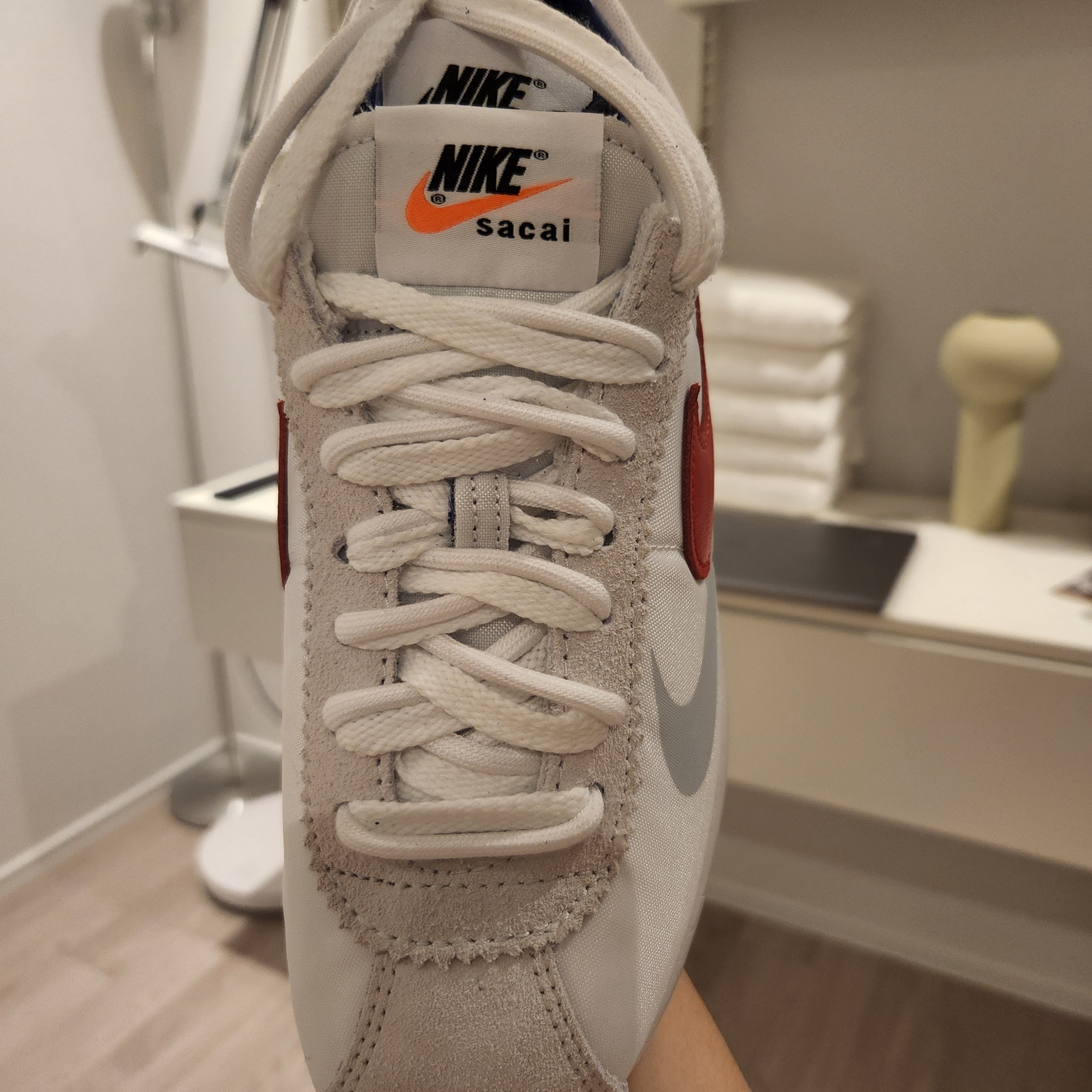 Nike x Sacai Zoom Cortez SP White and University Red 착용 스타일 - 4