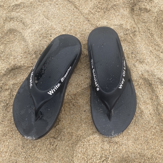 Oofos x Takahiromiyashita The Soloist The Soloist's Way Of Life Flip-Flop Black White 착용 스타일
