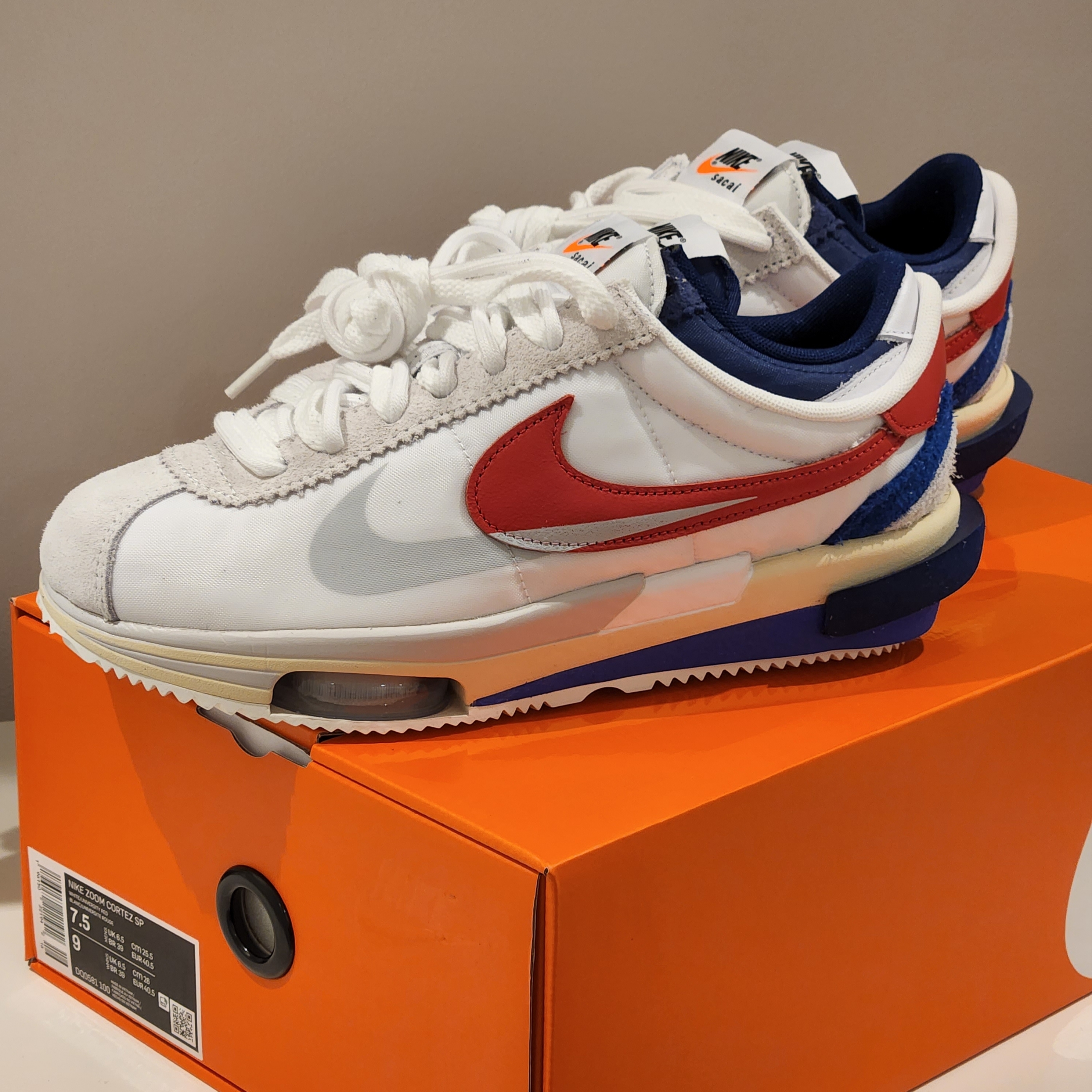 Nike x Sacai Zoom Cortez SP White and University Red 착용 스타일 - 1