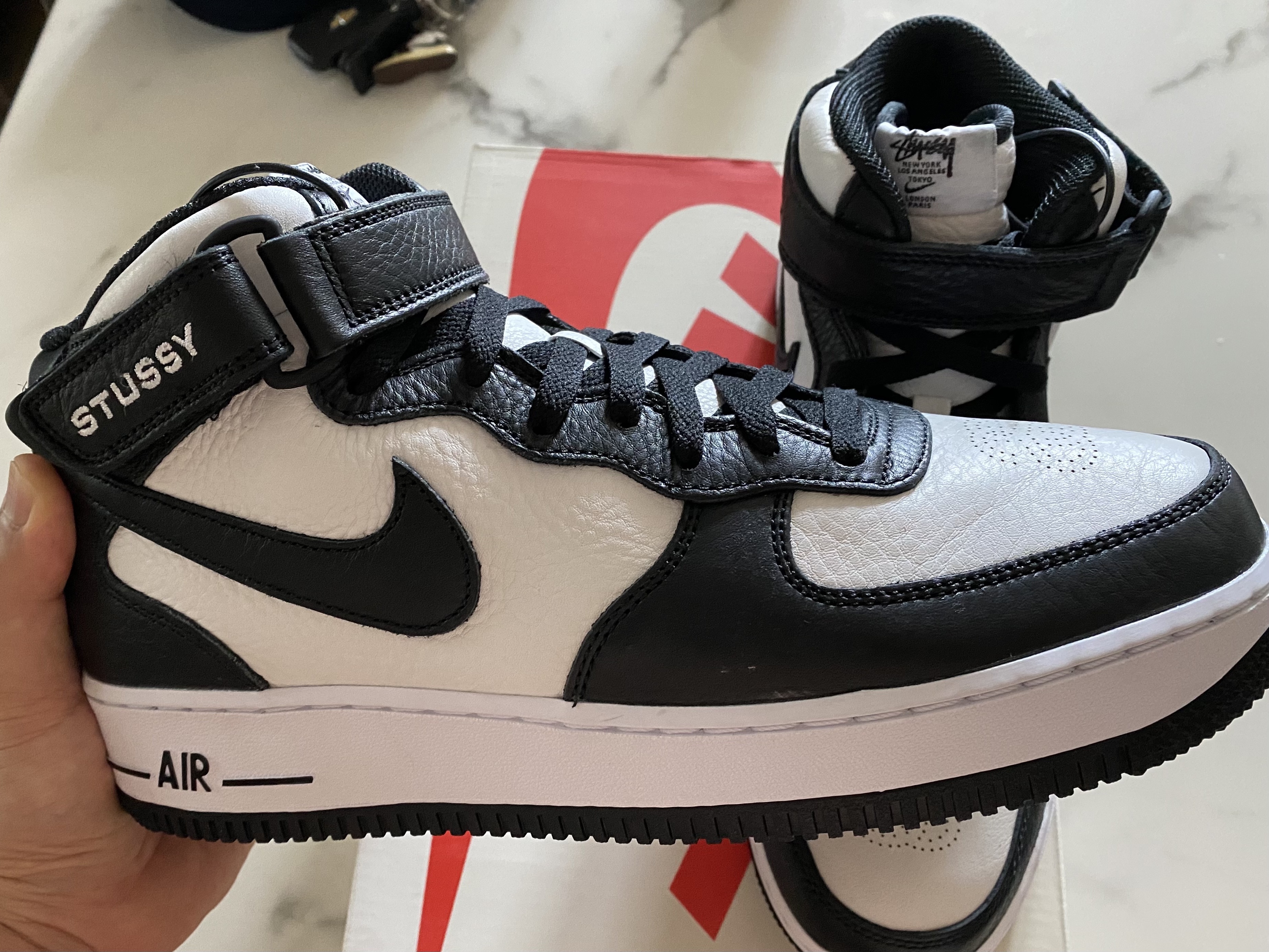 Nike x Stussy Air Force 1 '07 Mid SP Black and Light Bone 착용 스타일 - 3