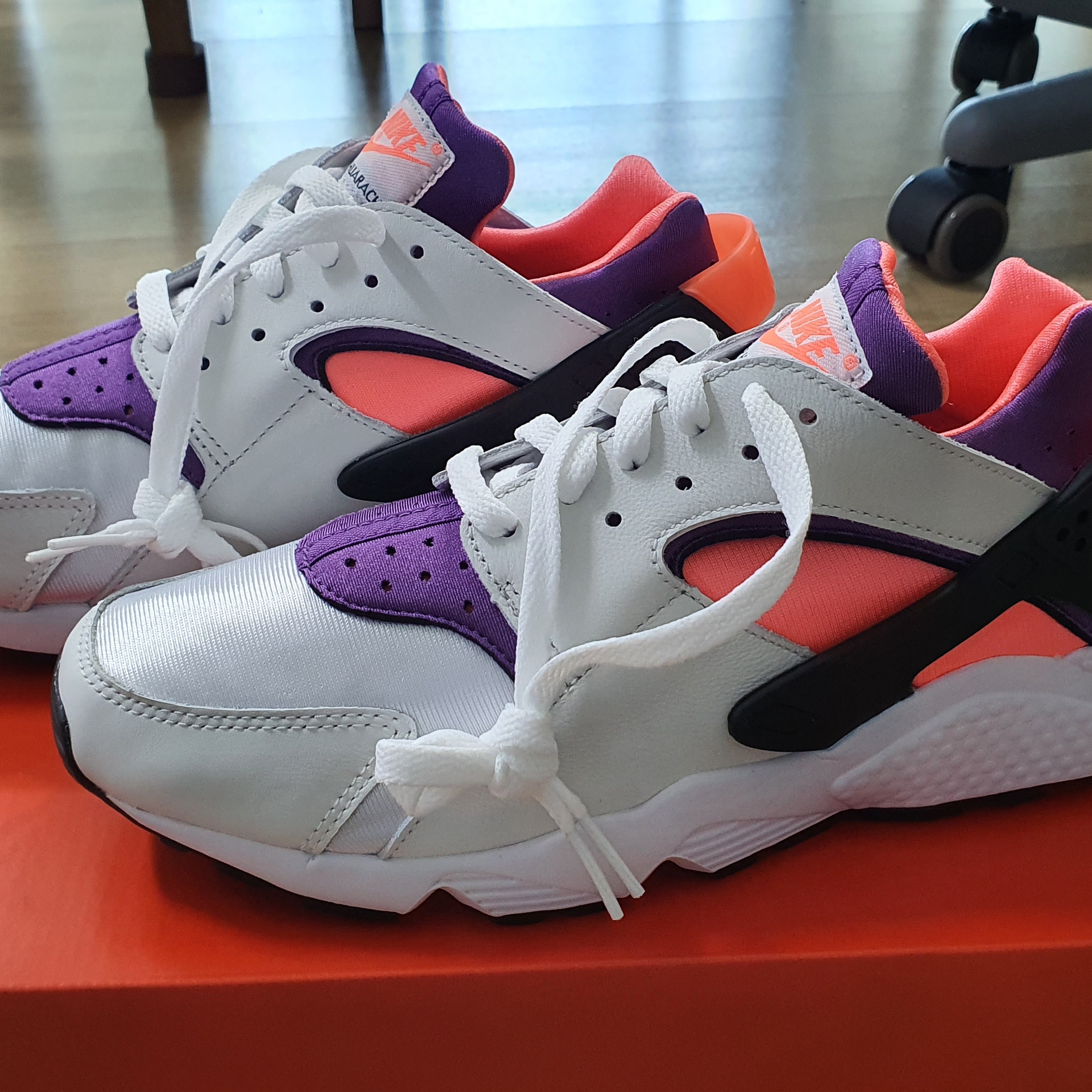 Nike Air Huarache OG Bright Mango 착용 스타일 - 3