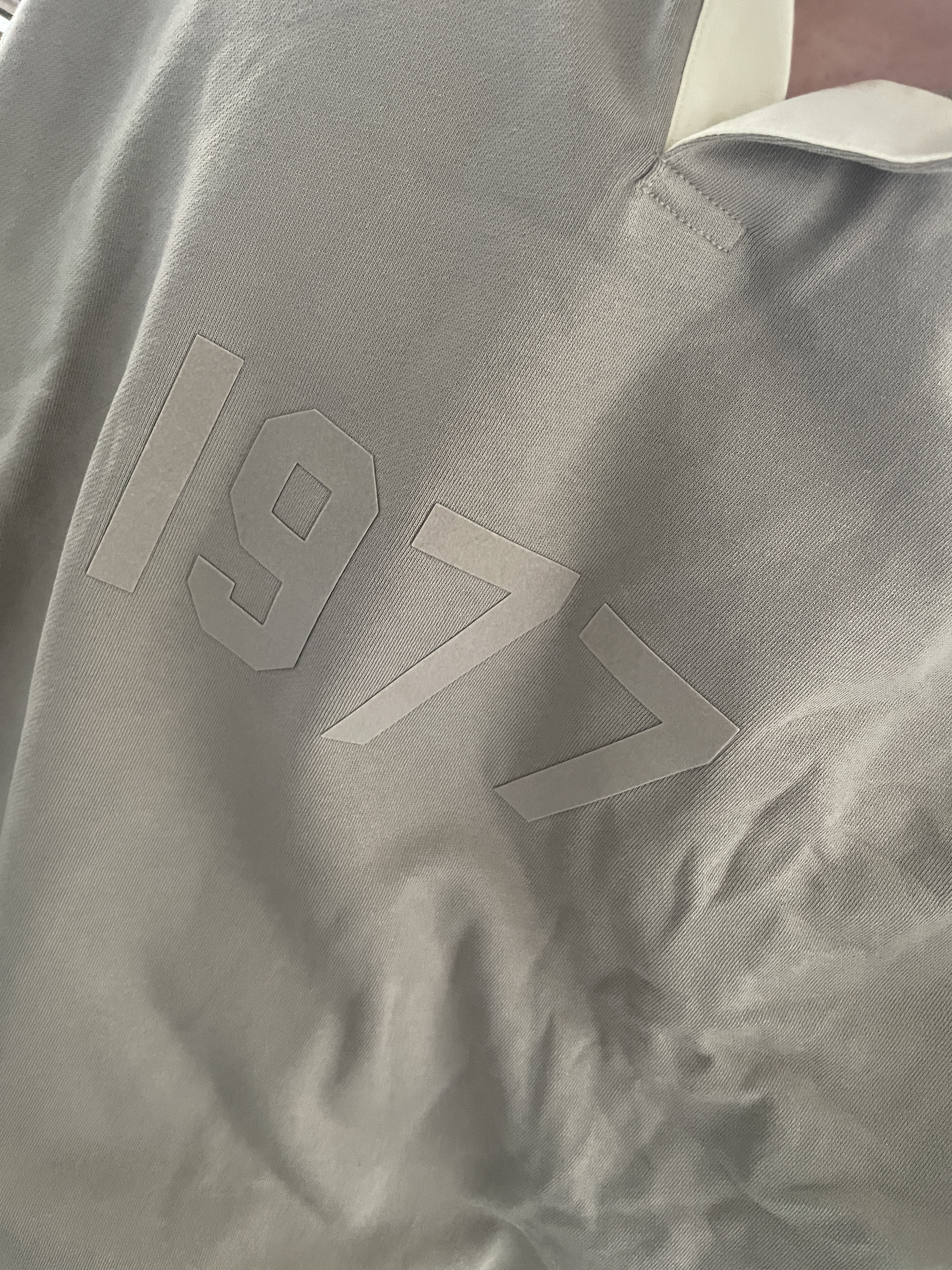Essentials 1977 Henley Rugby Long Sleeve Polo Smoke - 22FW 착용 스타일 - 2
