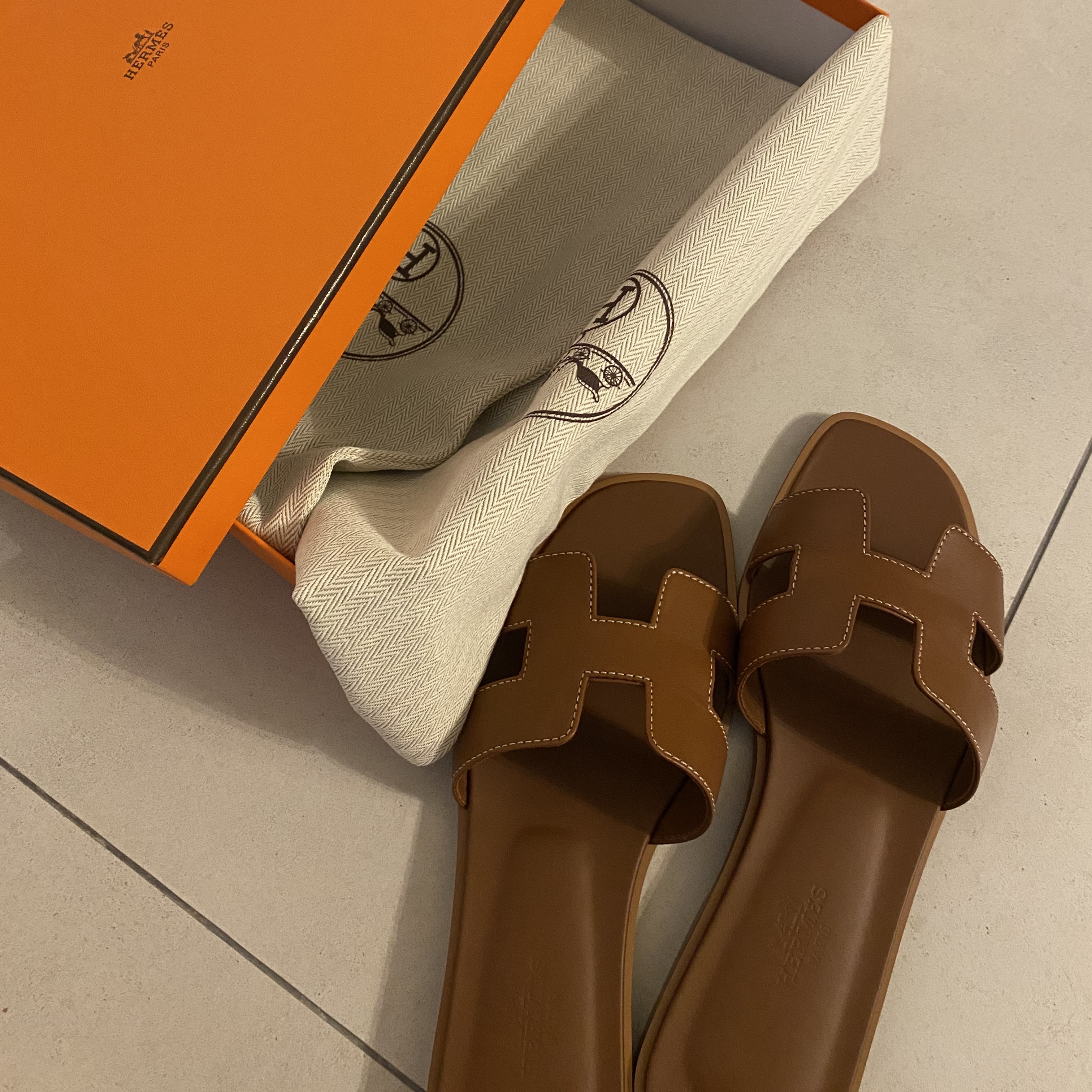 (W) Hermes Oran Sandal Calfskin & Gold Piqures Ecrues 착용 스타일