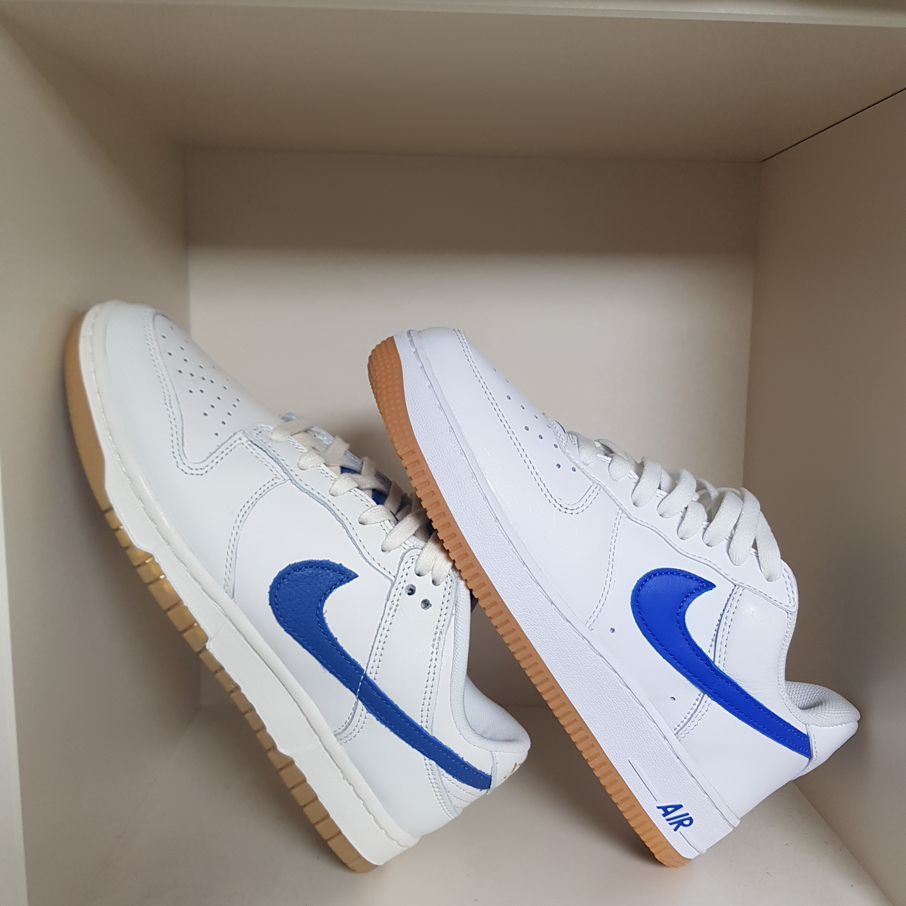 Nike Dunk Low SE Sail Dark Marina Blue, Nike Air Force 1 Low Retro Color of the Month Varsity Royal 착용 스타일 - 1