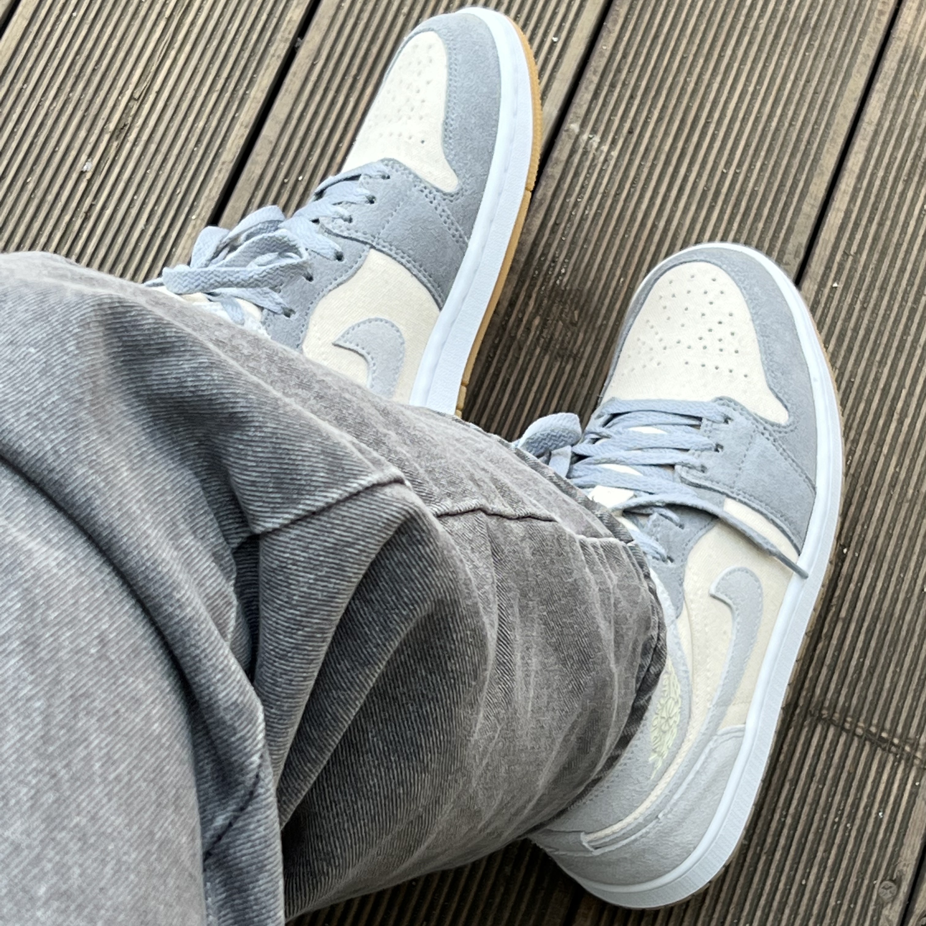 Jordan 1 Mid SE Coconut Milk Particle Grey 착용 스타일