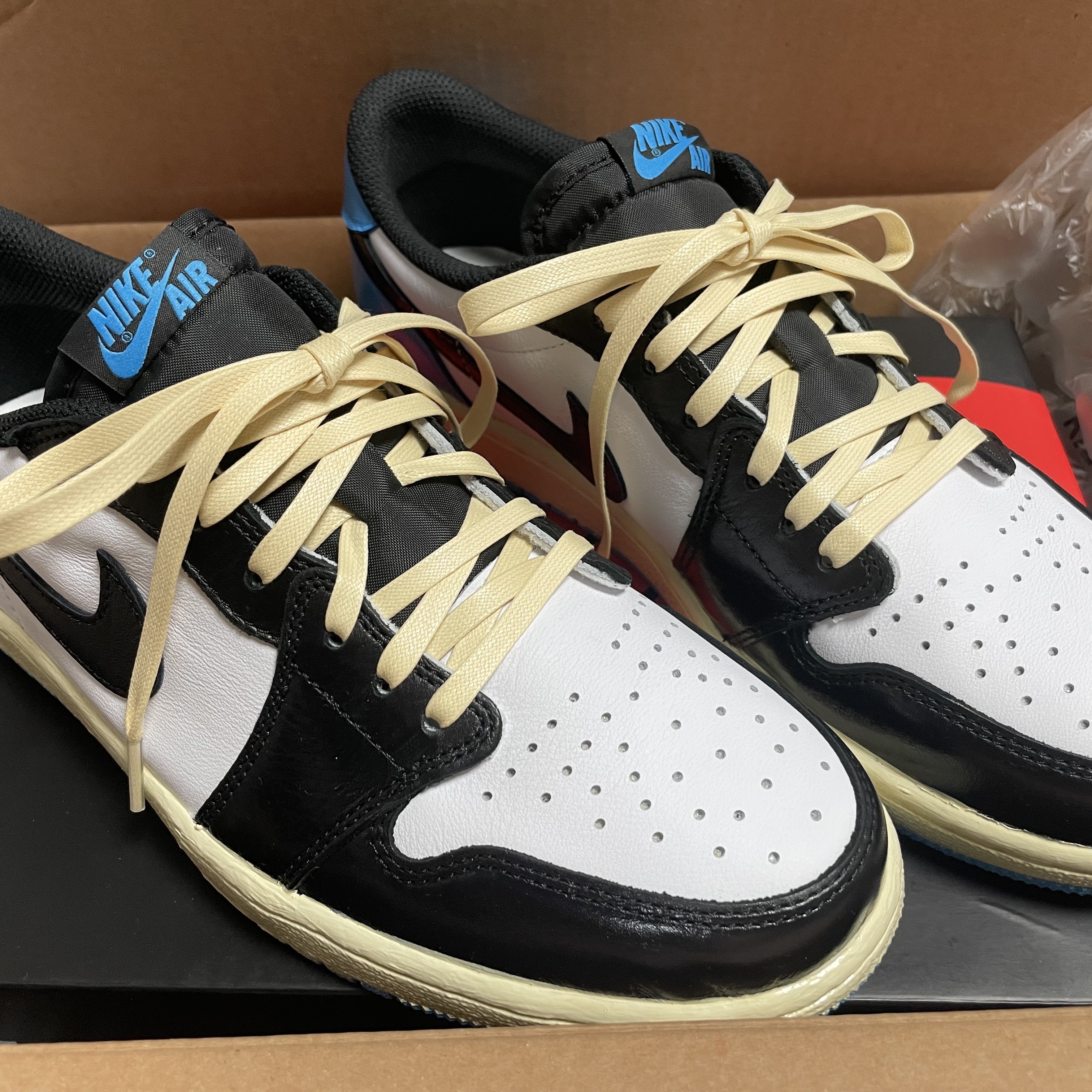 Jordan 1 Retro Low OG Black and Dark Powder Blue 착용 스타일