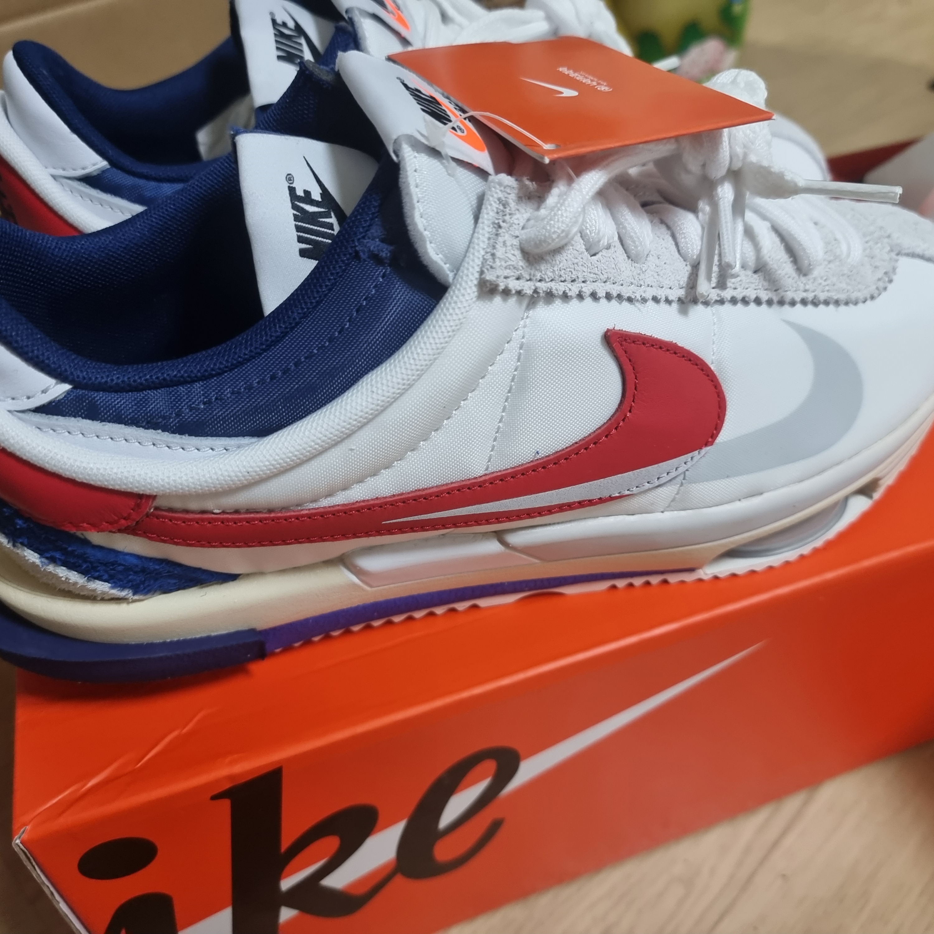 Nike x Sacai Zoom Cortez SP White and University Red 착용 스타일 - 1